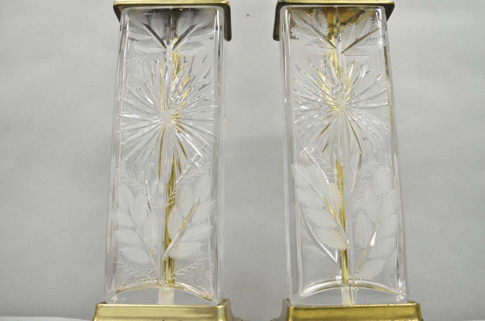 Paire de lampes de table victoriennes en cristal taillé et fleurs en laiton - Vintage By By By en vente 5