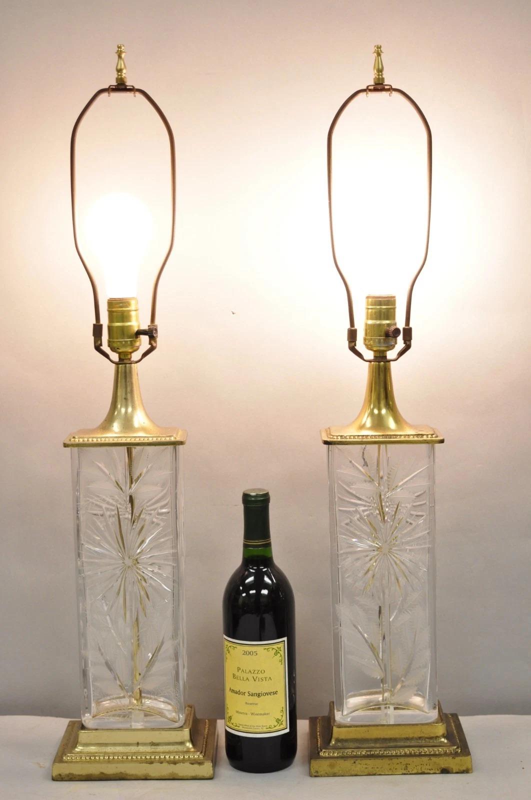 Paire de lampes de table vintage Dresden (signées) de style victorien avec fleurs en cristal taillé montées sur laiton. Circa Mid 20th Century. Dimensions : 29