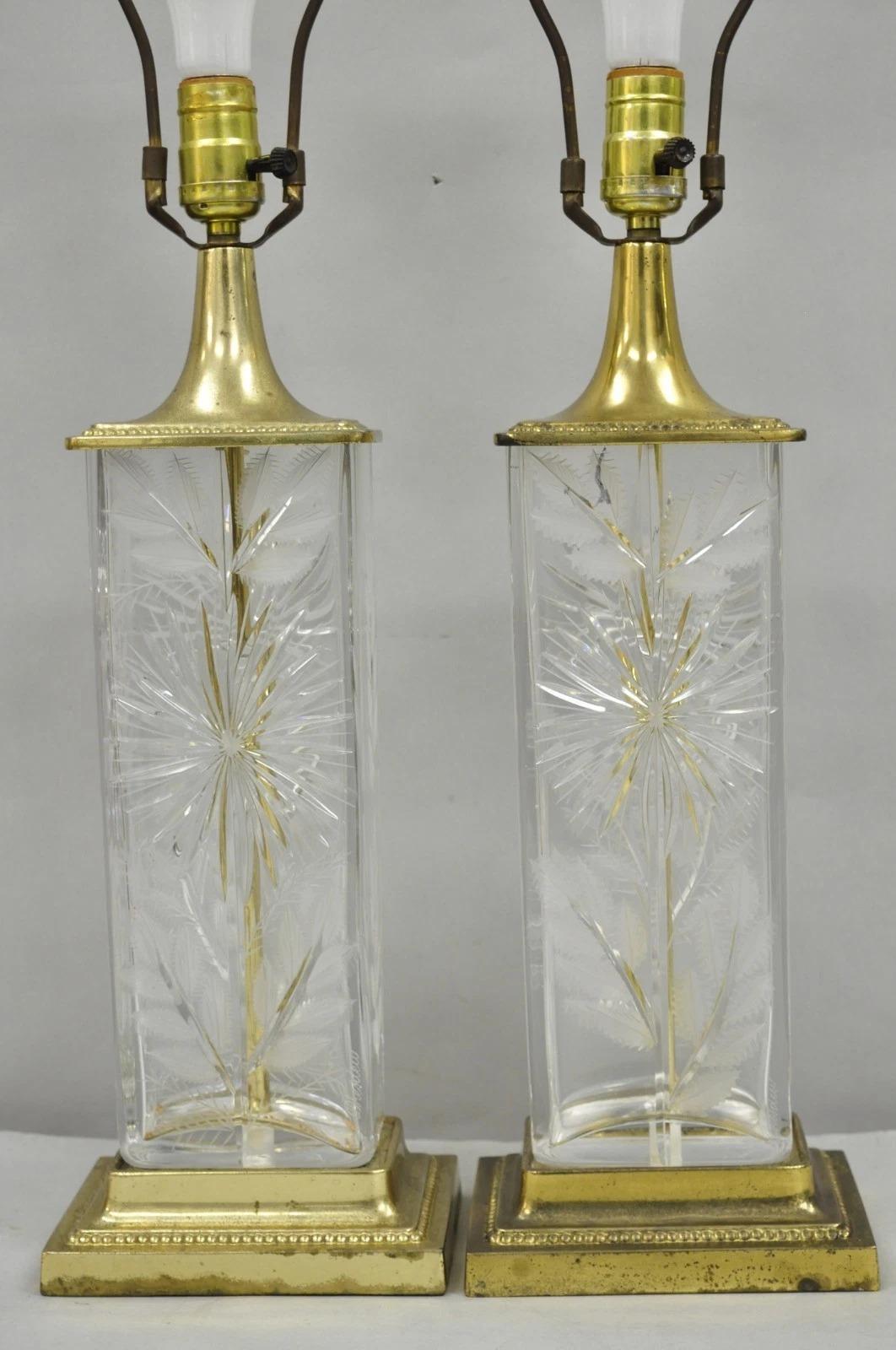 Victorien Paire de lampes de table victoriennes en cristal taillé et fleurs en laiton - Vintage By By By en vente