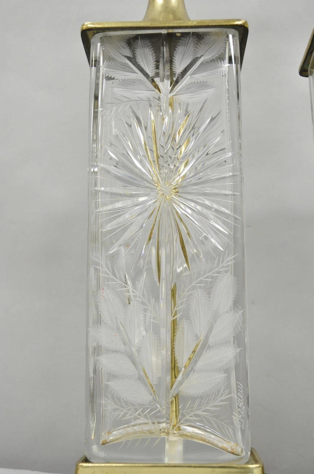 Inconnu Paire de lampes de table victoriennes en cristal taillé et fleurs en laiton - Vintage By By By en vente