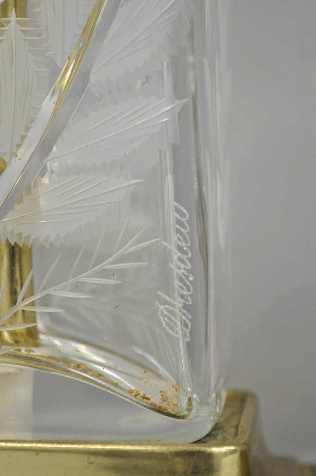 Paire de lampes de table victoriennes en cristal taillé et fleurs en laiton - Vintage By By By Bon état - En vente à Philadelphia, PA