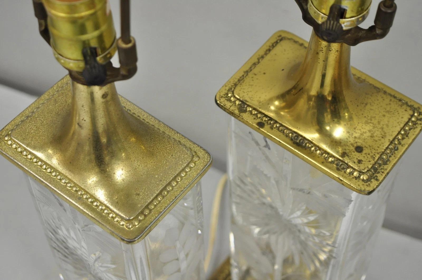 20ième siècle Paire de lampes de table victoriennes en cristal taillé et fleurs en laiton - Vintage By By By en vente
