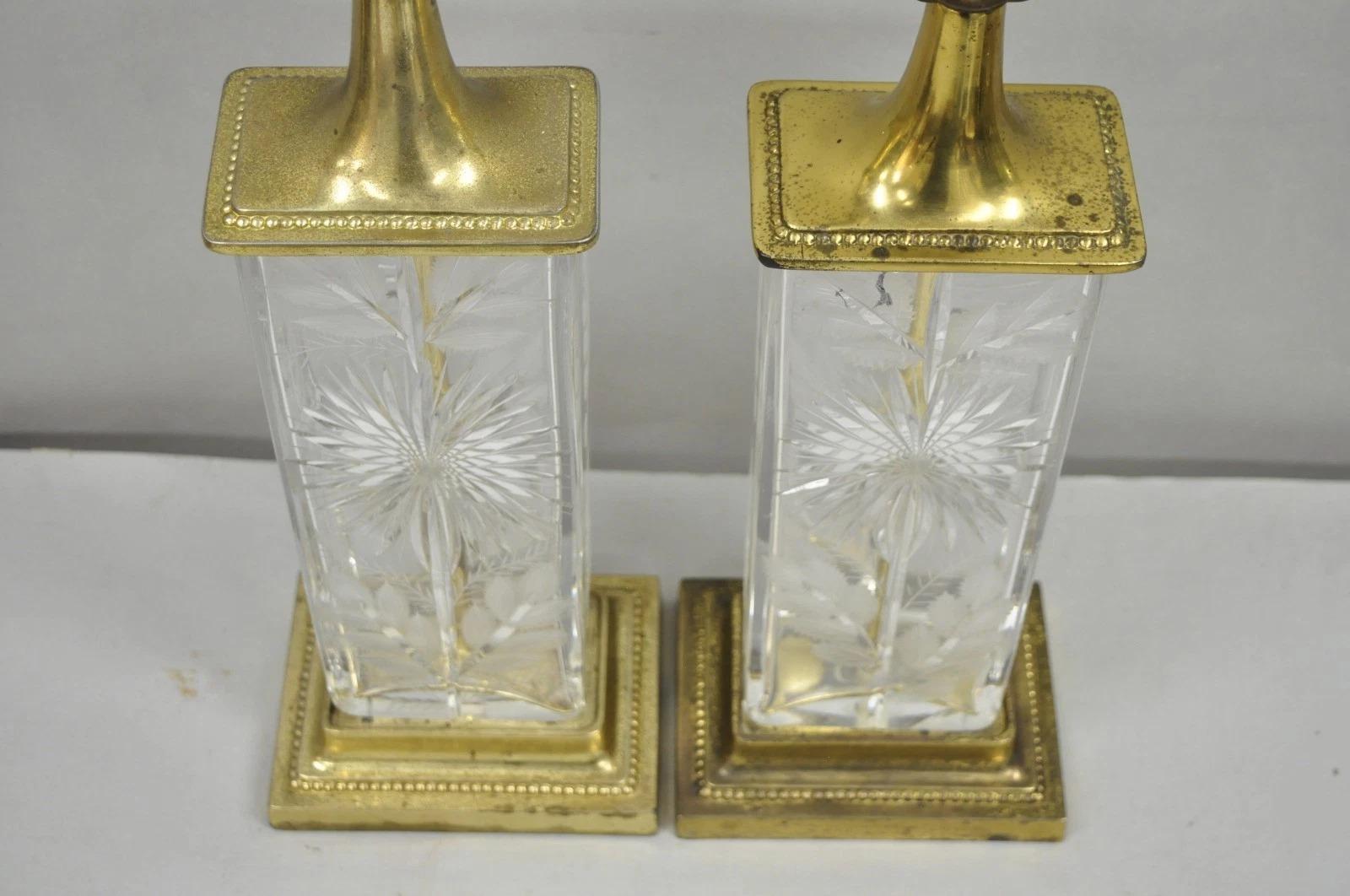 Verre Paire de lampes de table victoriennes en cristal taillé et fleurs en laiton - Vintage By By By en vente