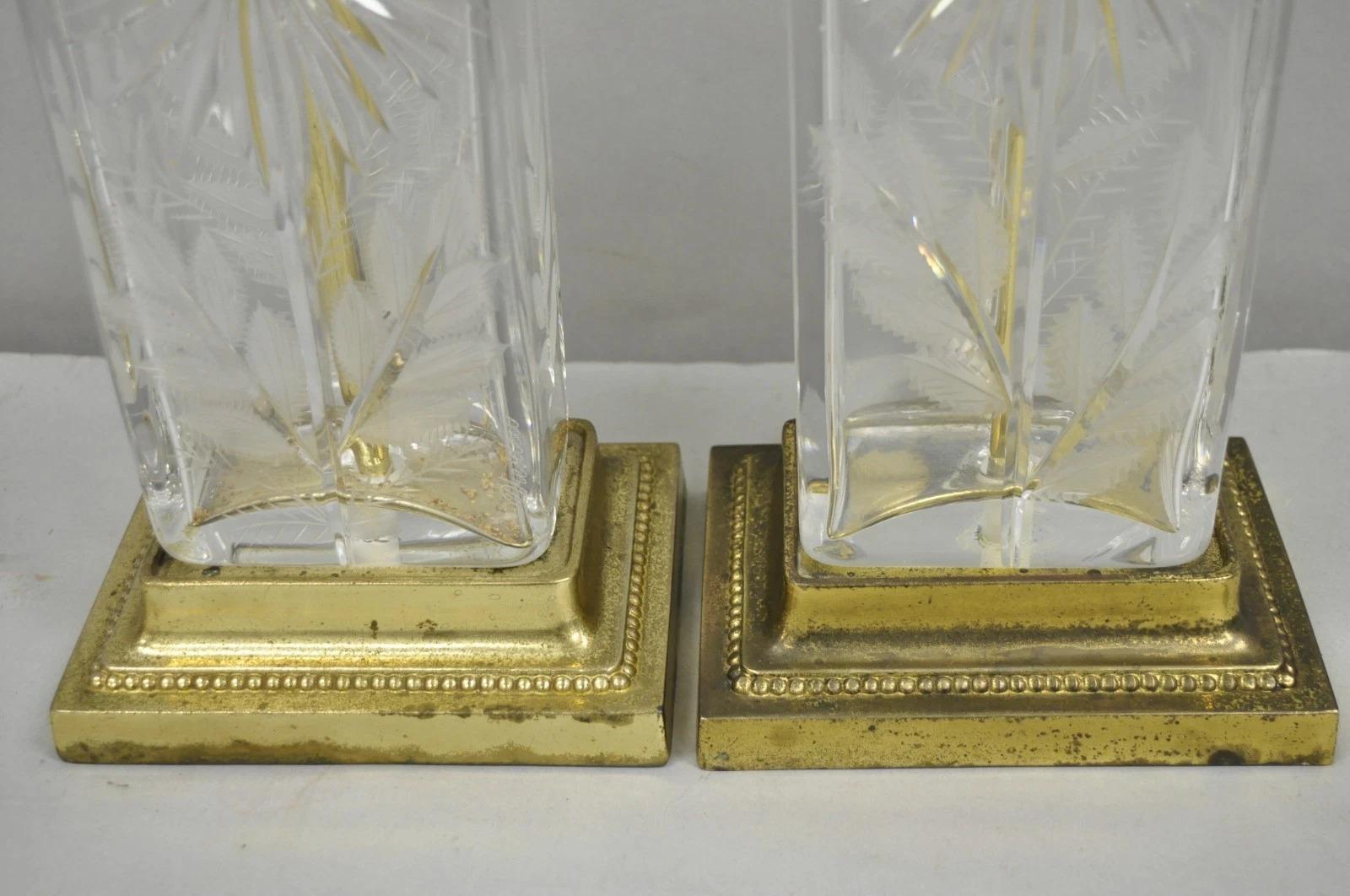 Paire de lampes de table victoriennes en cristal taillé et fleurs en laiton - Vintage By By By en vente 1