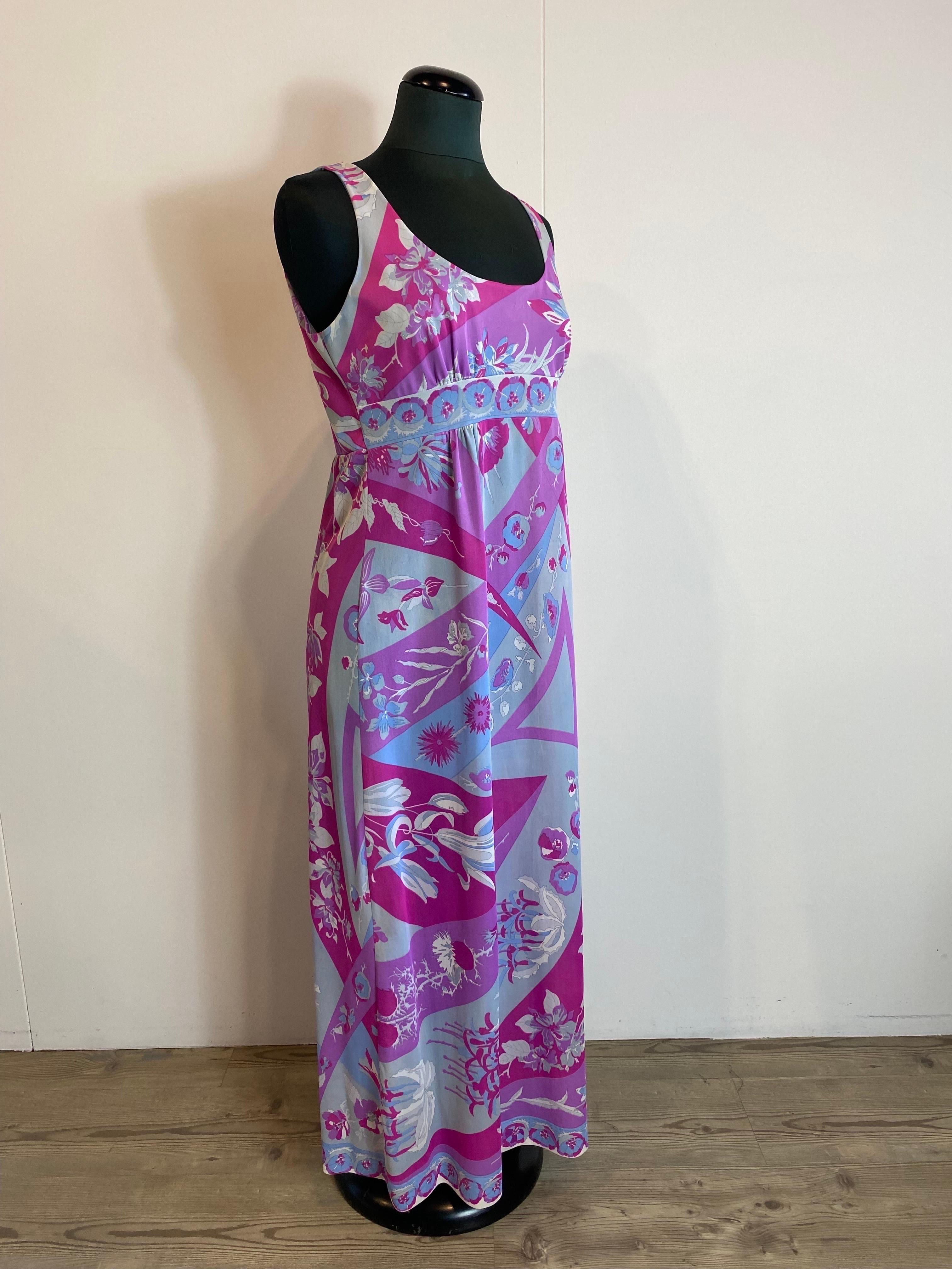 Langes Kleid von Emilio Pucci aus den 1960er Jahren
Emilio Pucci Kleid aus den 60er Jahren in Zusammenarbeit mit Formfit Rogers.
Sehr selten. Hergestellt in den USA. 
Hergestellt aus Nylon. 
Nicht angegebene Größe ist eine internationale M. 44Ing.