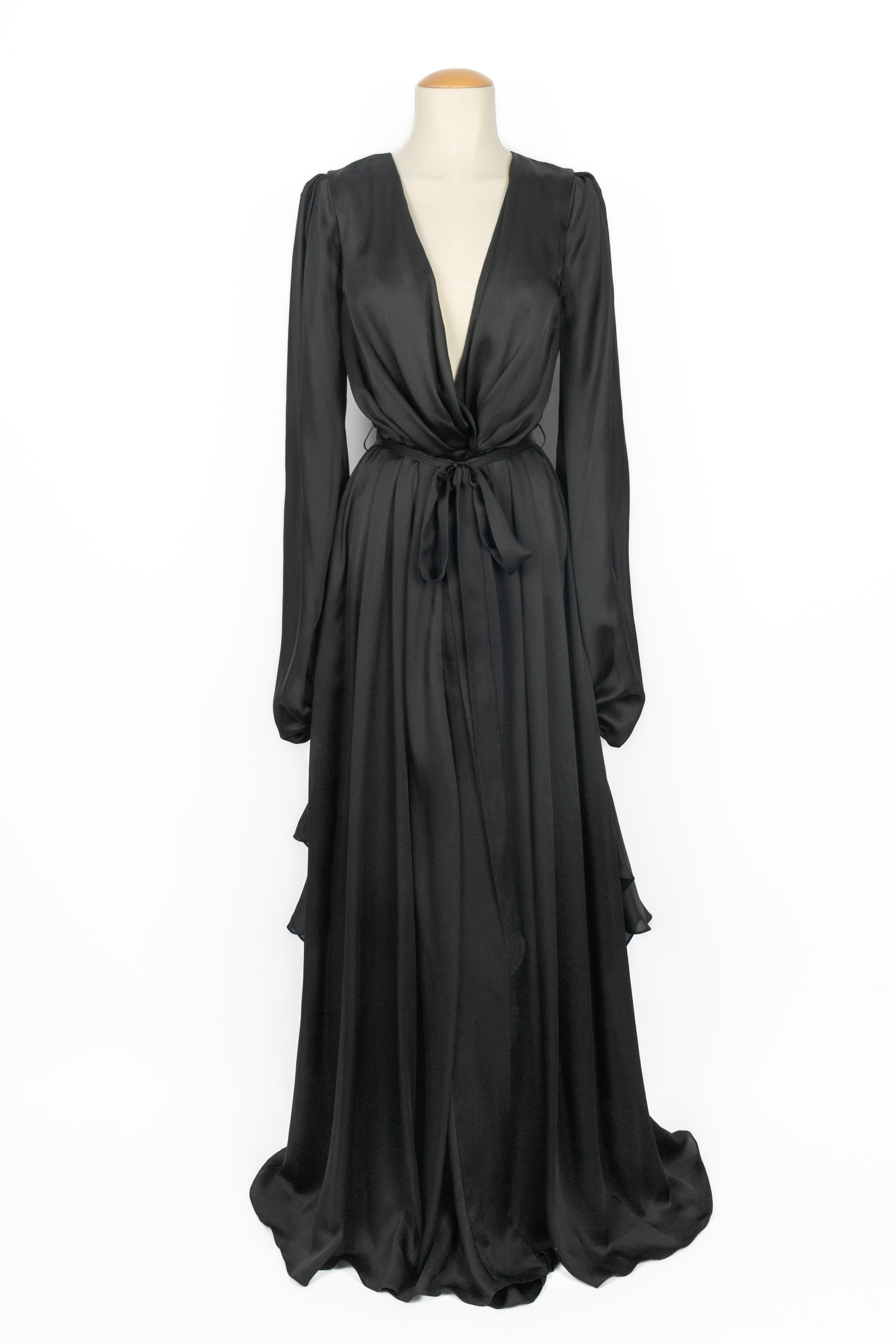 UNBEKANNT - Langes schwarzes Seidenkleid mit langen Puffärmeln und einer Öffnung an der Vorderseite, die in der Taille mit einem kleinen Knopf verschlossen wird. Keine Größenangabe, es passt ein 38FR/40FR.

Bedingung:
Sehr guter