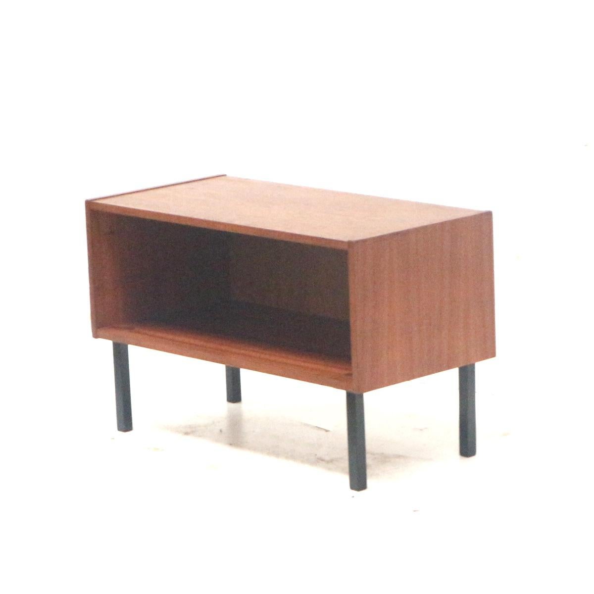 Comò / comodino vintage realizzato negli anni '60.

Dimensioni:
Larghezza: 78,5 cm
Profondità: 38.3 cm
Altezza: 49 cm

Il mobile presenta piccole tracce d'uso. Abbiamo due armadi simili in magazzino che possono essere utilizzati come set. Vedi