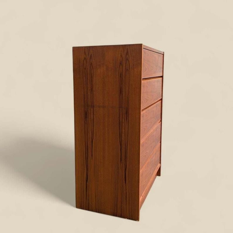 Vintage Dresser, Danish Mid Century, Teak, MCM, Tallboy, Five Drawers, Bedroom, MidCentury Modern, High Boy

Measurements: 45