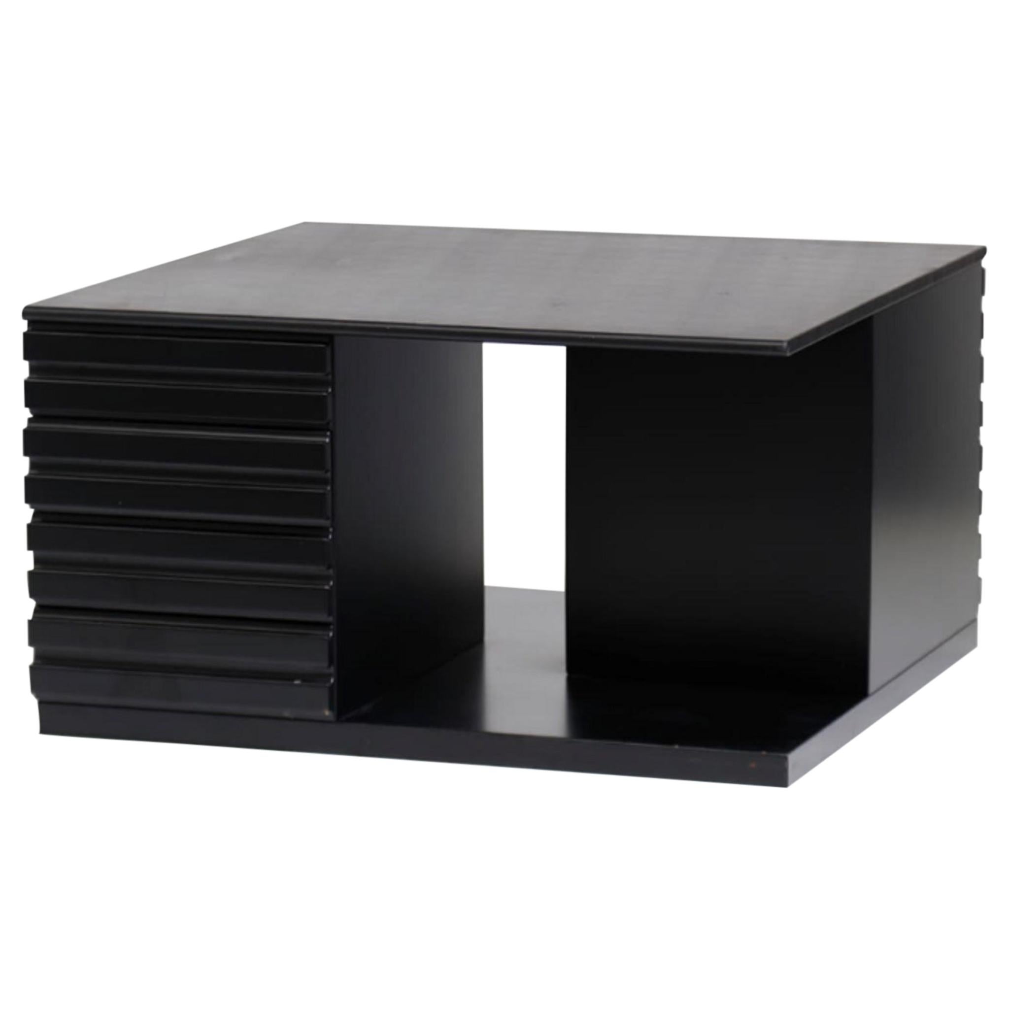 Cassettiera vintage modello CS49 di Vico Magistretti per Poggi Productions, Italia Il modello CS49 è una cassettiera dal design originale creata da Vico Magistretti (Milano, 1920-Milano, 2006) negli anni Settanta.

Letto per Poggi Productions.