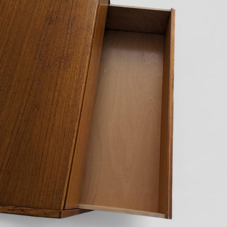 Cómoda Vintage, Teca, Tres Cajones, Mesilla de Noche, Cómoda, Mitad de Siglo, Armario, Dormitorio, Despacho, Salón

Esta cómoda vintage de chapa de teca moderna de mediados de siglo tiene tres cajones espaciosos, que ofrecen un amplio espacio de
