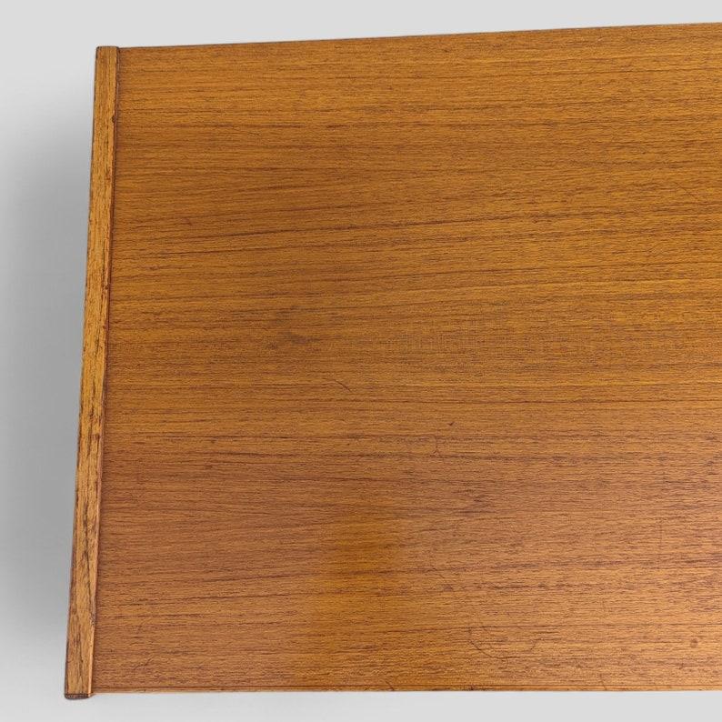 Cómoda Vintage, Mesilla de noche de tres cajones de teca, Made in Denmark Moderno de mediados de siglo