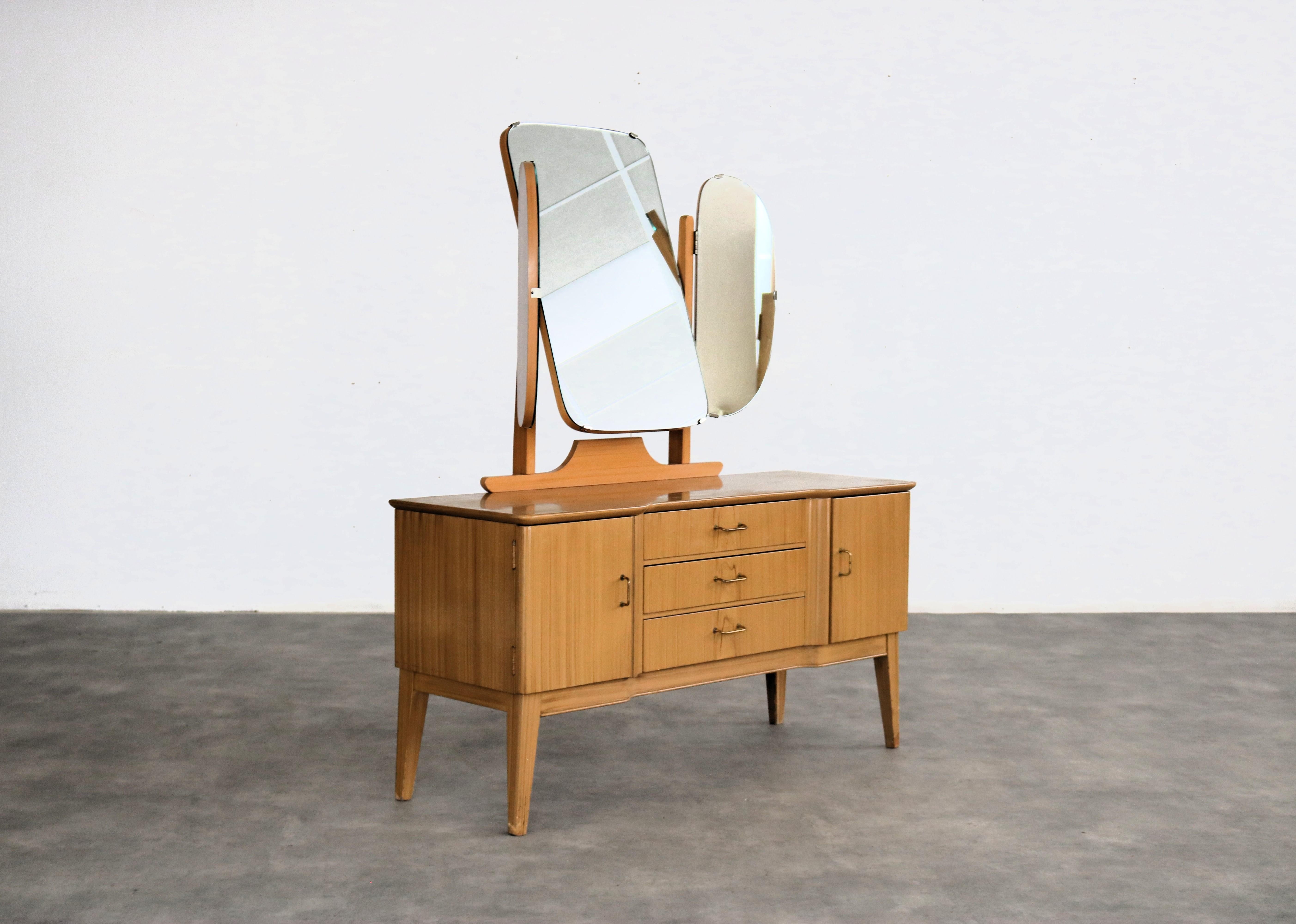 Tavolino da toilette vintage  mobile  1960s  Svezia

Periodo  1960s
Design  Sconosciuto  Svezia
Condizione  Buono  Piccoli segni di usura
Dimensione  137 x 117 x 43 cm (H. H. W. D.)

Dettagli  Wood; Ottone; Vetro;

Numero dell'articolo  2888