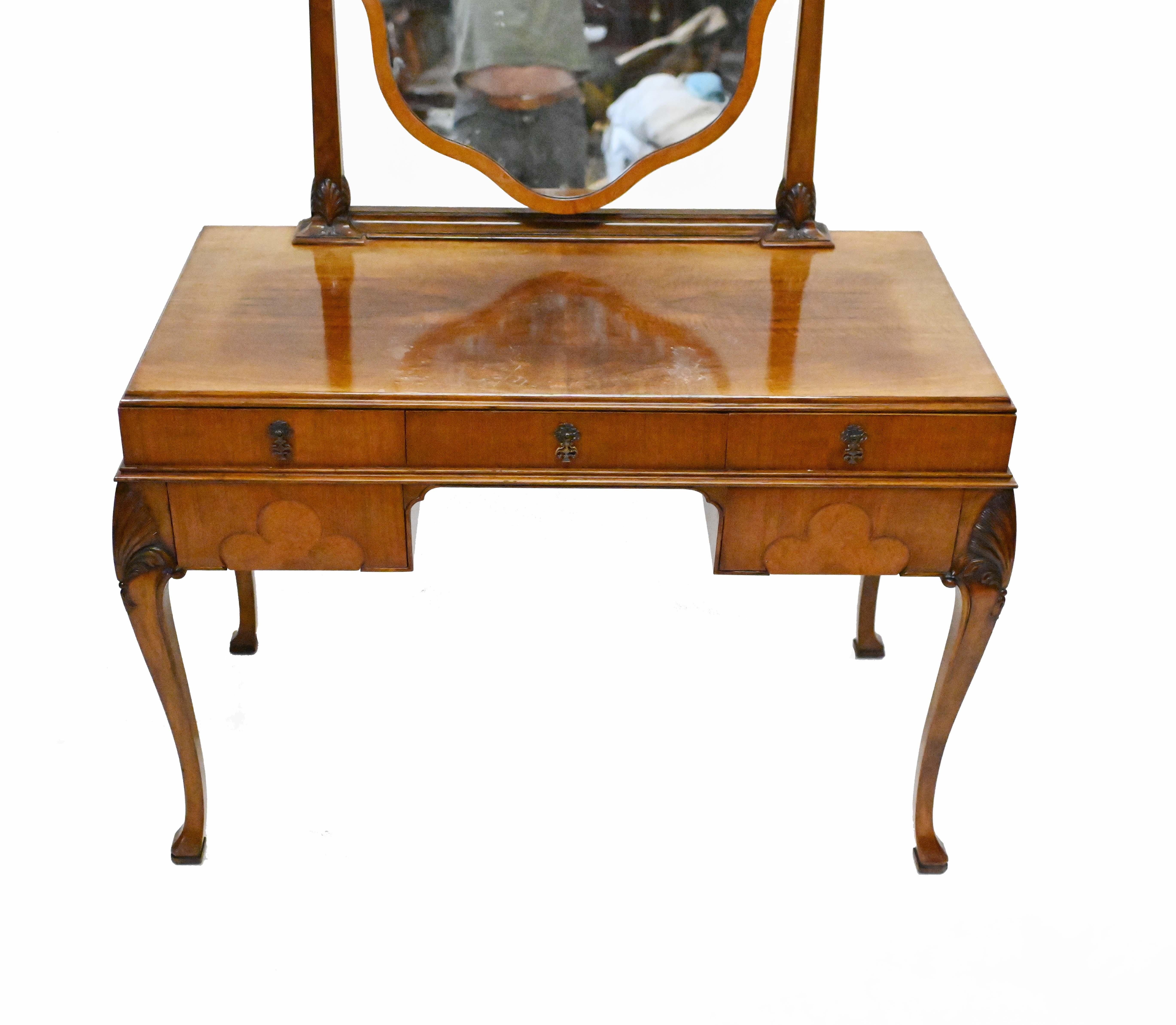 Cool vintage Epstein ladies dressing table in burr walnut
Features motifs below the drawers and is supported by carved cabriole legs
Epstein and Co were famous furniture makers working out of London in the 1920s
Mirror is on a swivel
