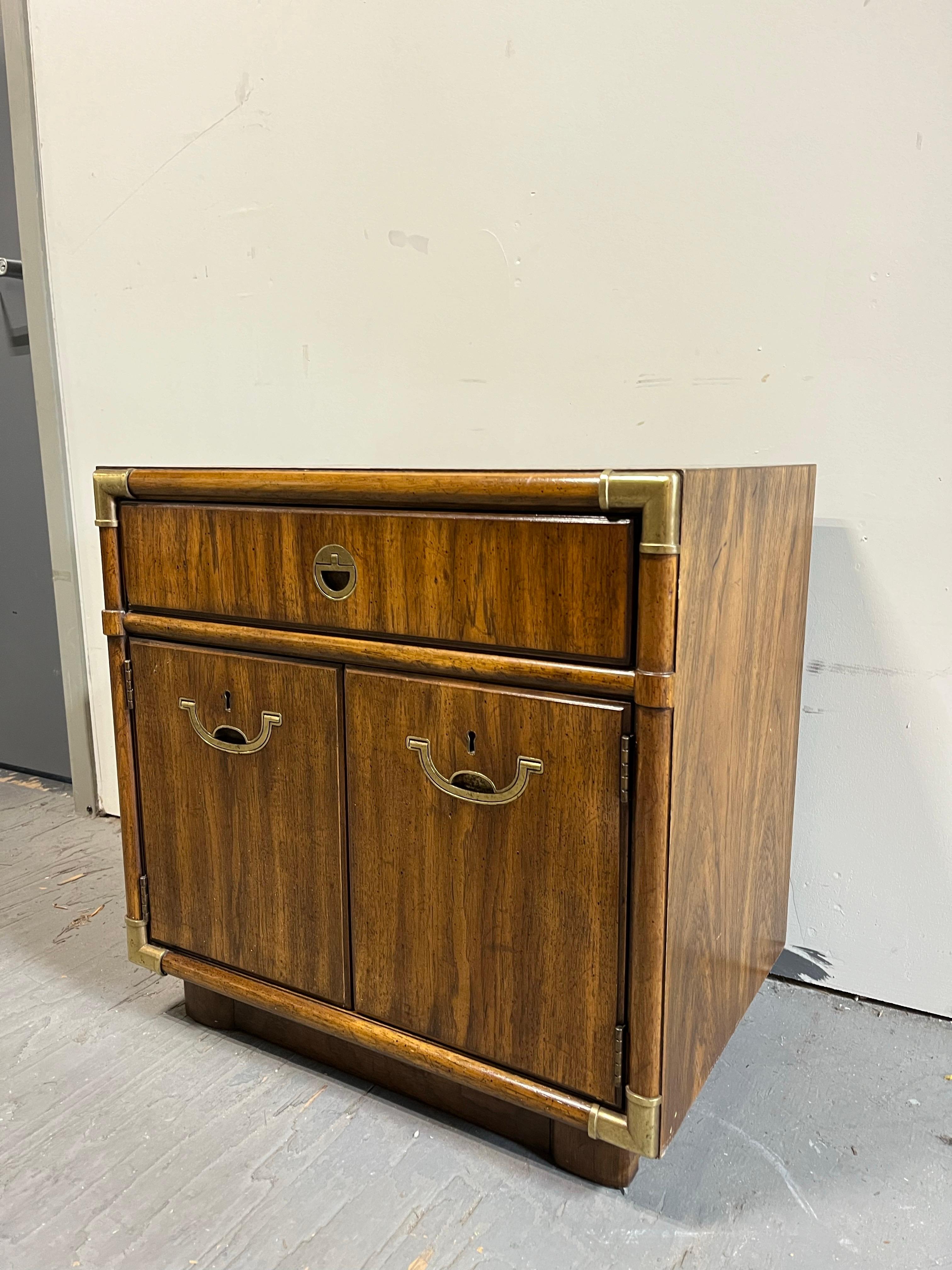 Schrank im Campaigner-Stil aus der Serie accolade von Drexel. Schön gemasertes Holz, Messingakzente, 1 Schublade und 1 doppeltüriger Schrank, massive Messingbeschläge, hochwertige amerikanische Handwerkskunst, ca. Mitte/Ende des 20.