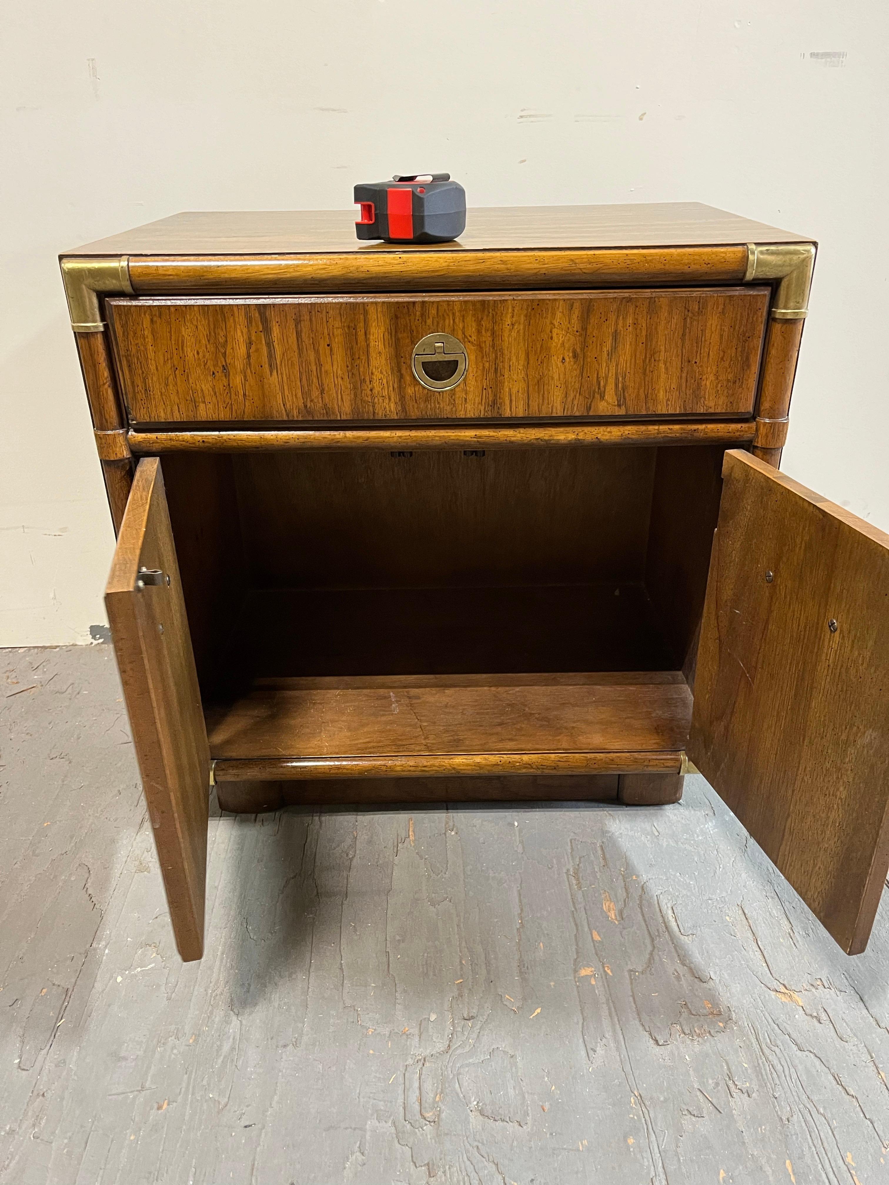 Vintage Drexel Accolade Kampagnenschrank, Vintage (amerikanisch) im Angebot