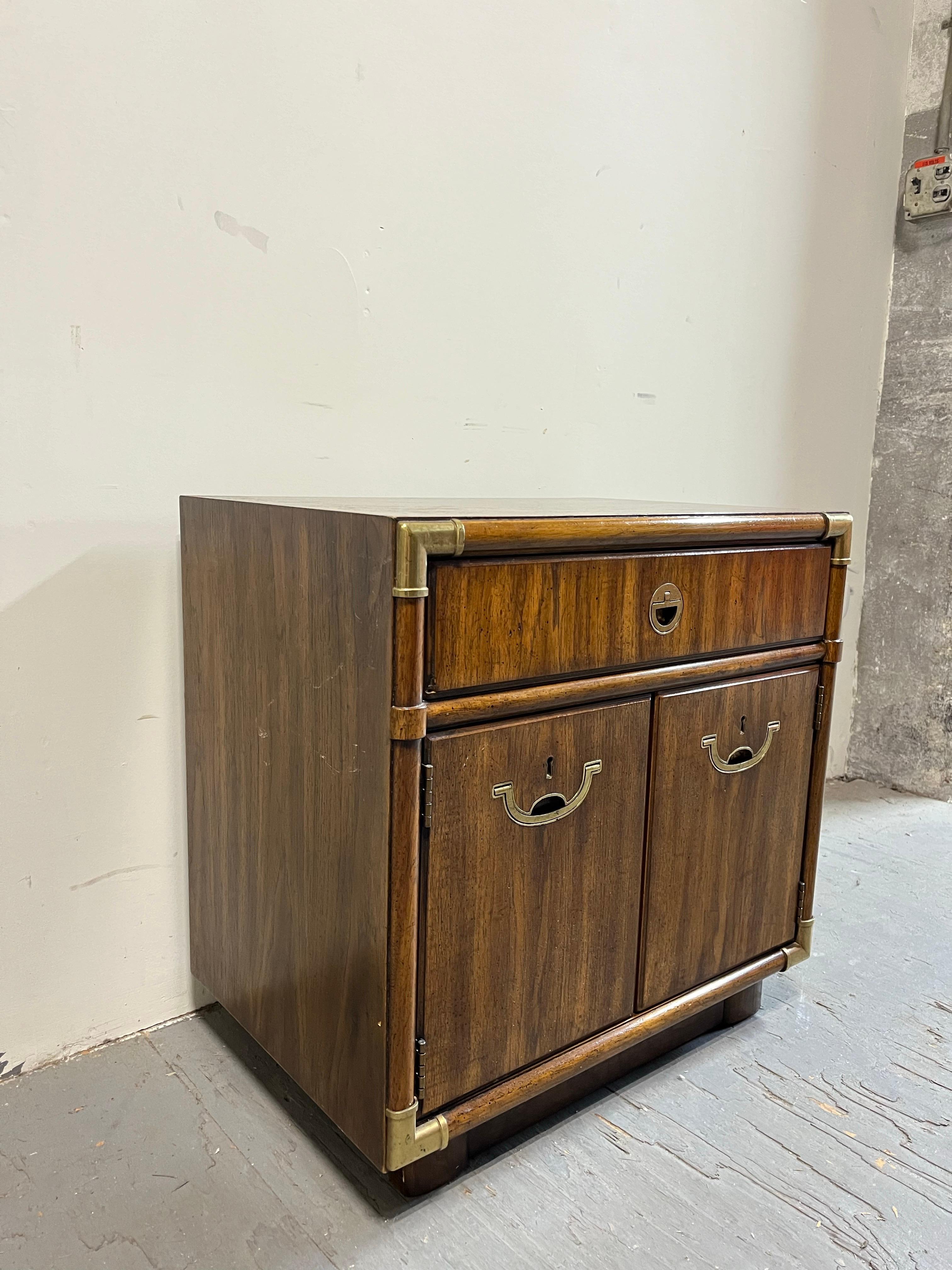 Vintage Drexel Accolade Kampagnenschrank, Vintage im Zustand „Gut“ im Angebot in W Allenhurst, NJ