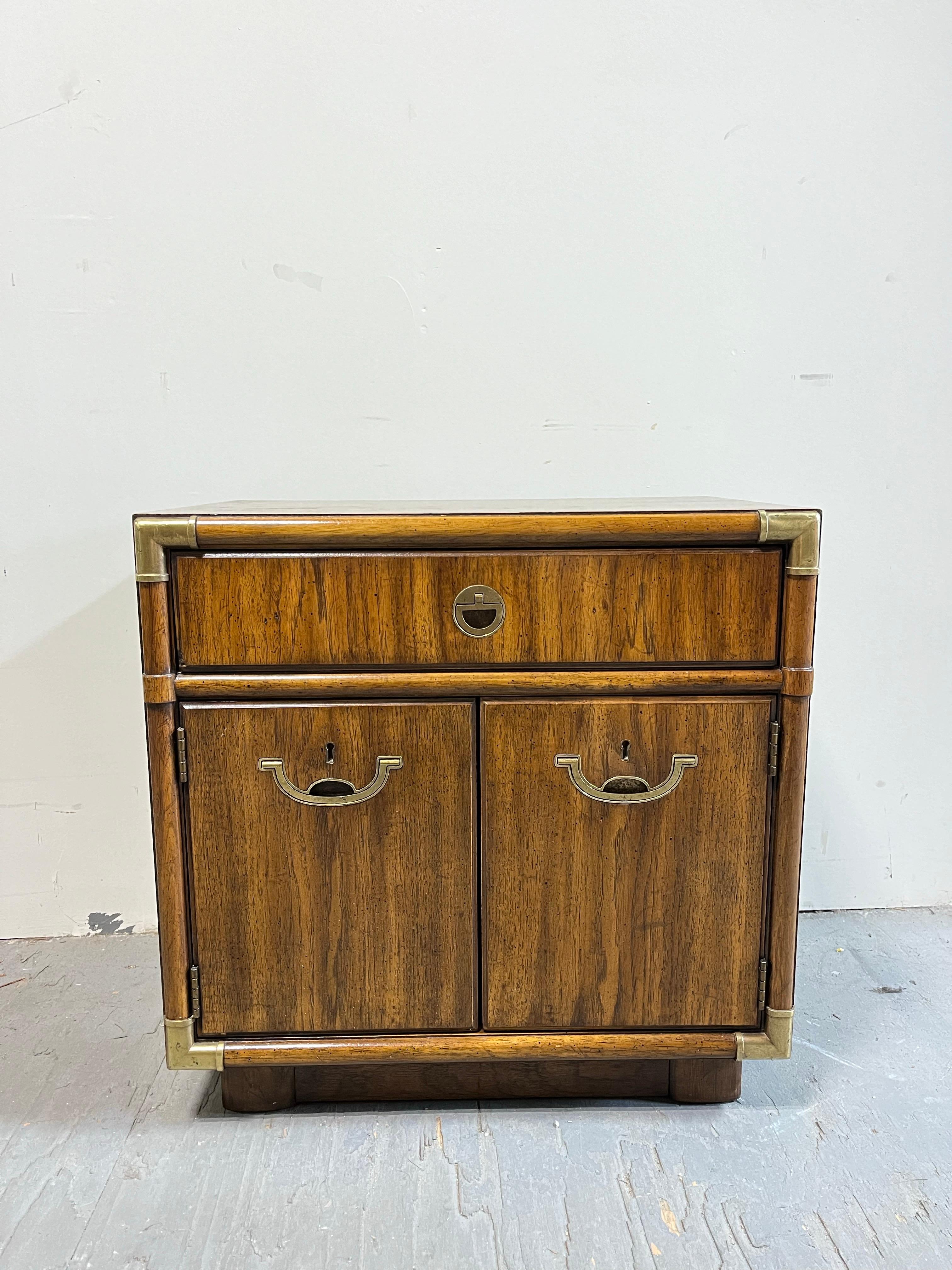 Vintage Drexel Accolade Kampagnenschrank, Vintage (20. Jahrhundert) im Angebot