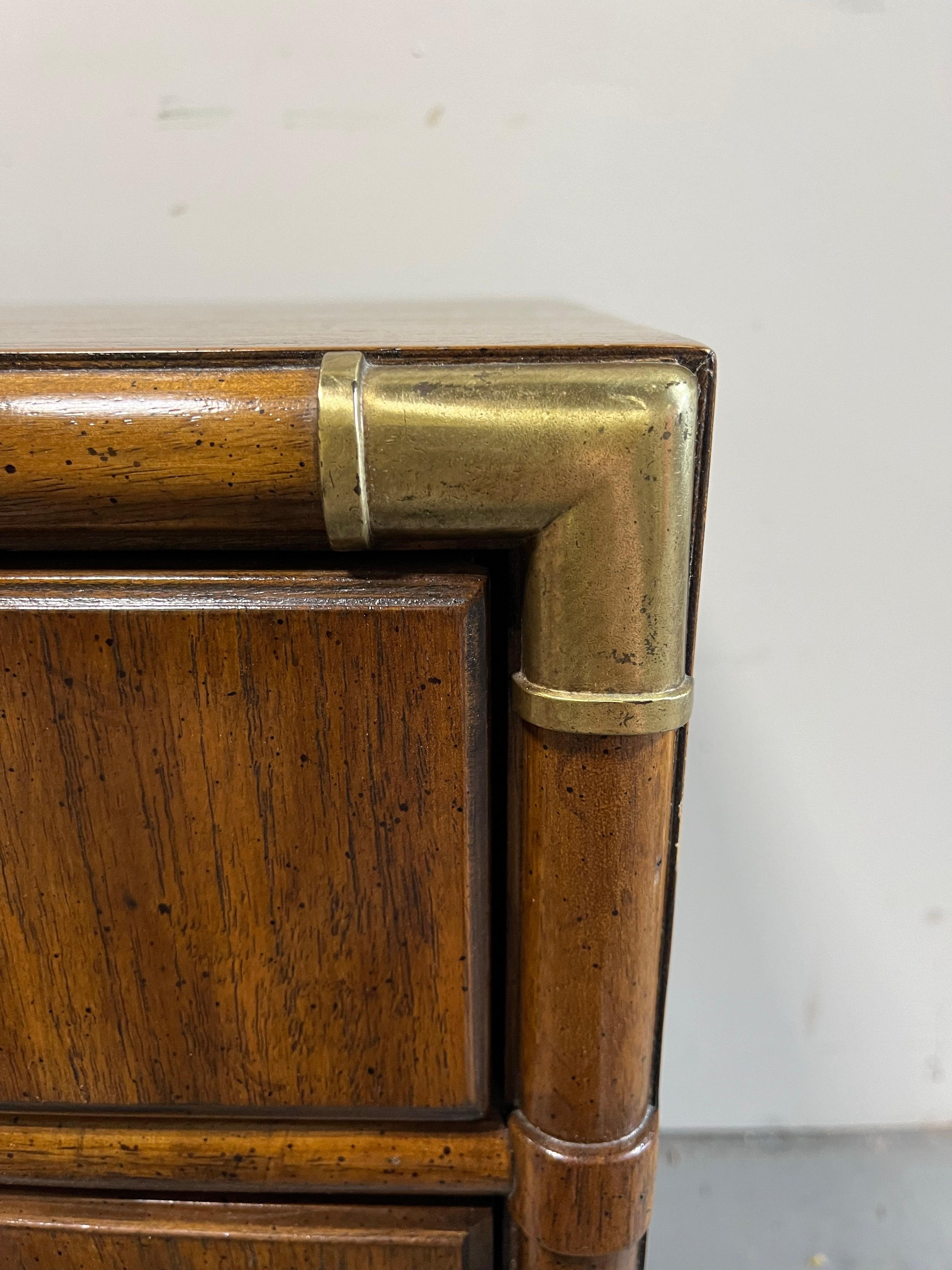 Vintage Drexel Accolade Kampagnenschrank, Vintage (Messing) im Angebot