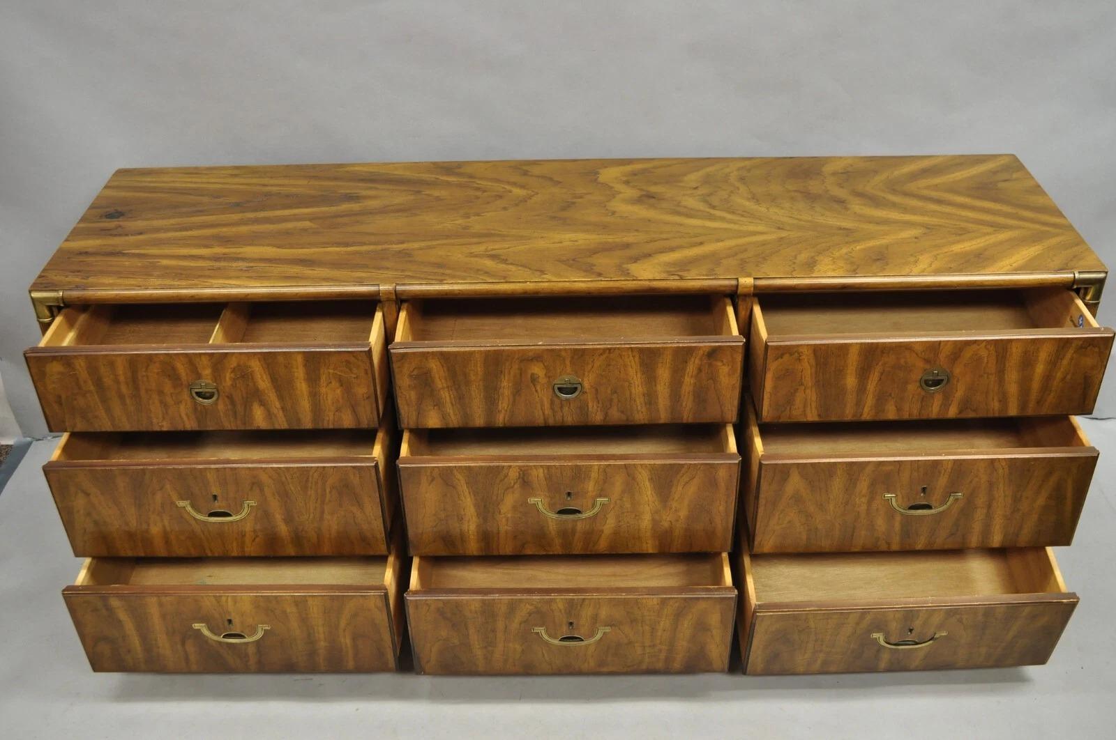 Inviaci un messaggio con il tuo codice postale per richiedere un preventivo per la spedizione negli Stati Uniti. 

Drexel Accolade Campaigner d'epoca in stile Pecan, cassettiera a 9 cassetti con ferramenta in ottone. Circa alla fine del XX secolo.