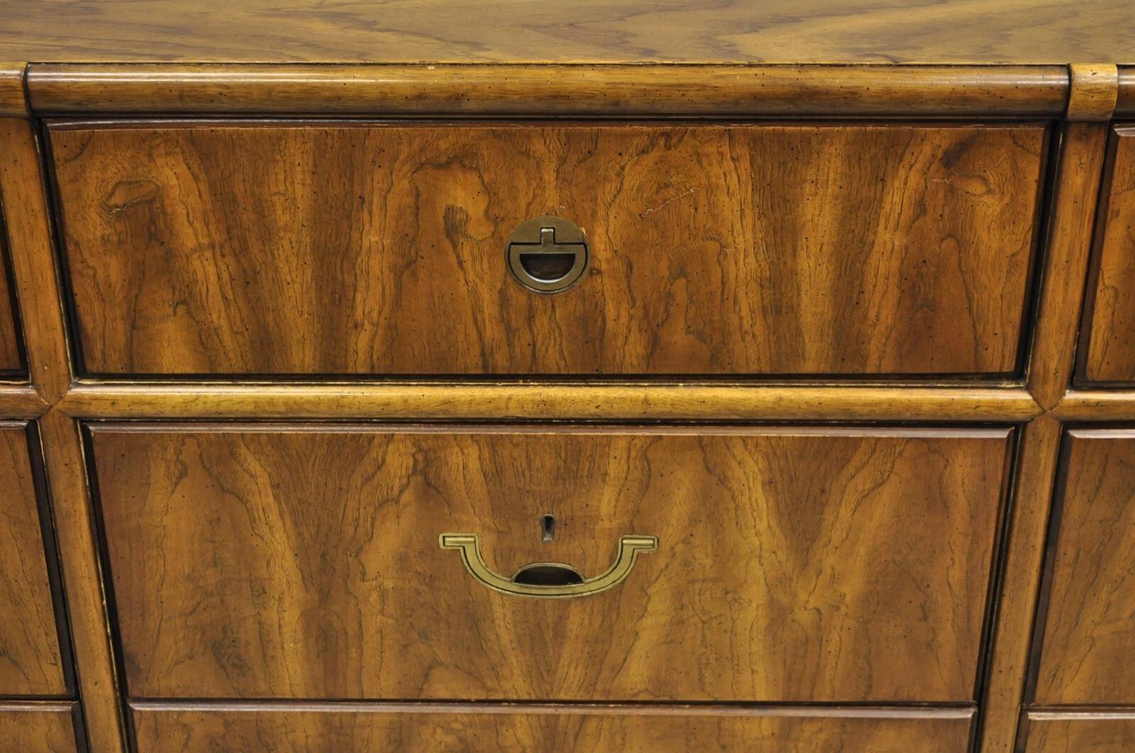 Mid-Century moderno Vintage Drexel Accolade Campaigner Stile Pecan 9 Cassetti Credenza Cassettone in vendita