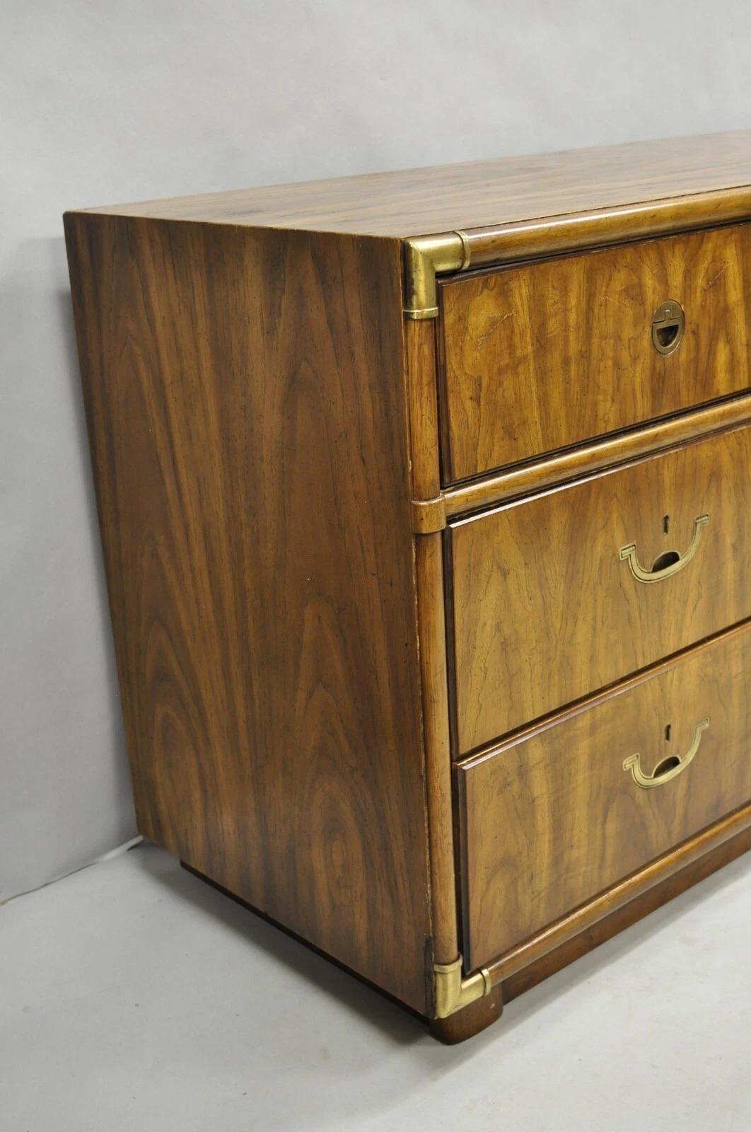 Sconosciuto Vintage Drexel Accolade Campaigner Stile Pecan 9 Cassetti Credenza Cassettone in vendita