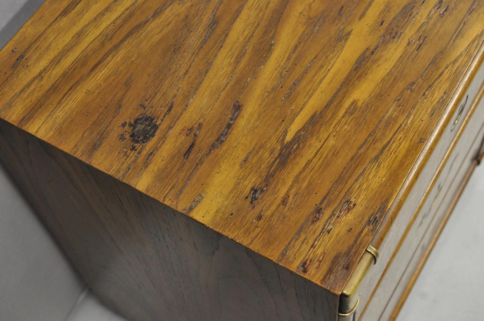 Vintage Drexel Accolade Campaigner Stile Pecan 9 Cassetti Credenza Cassettone In condizioni buone in vendita a Philadelphia, PA