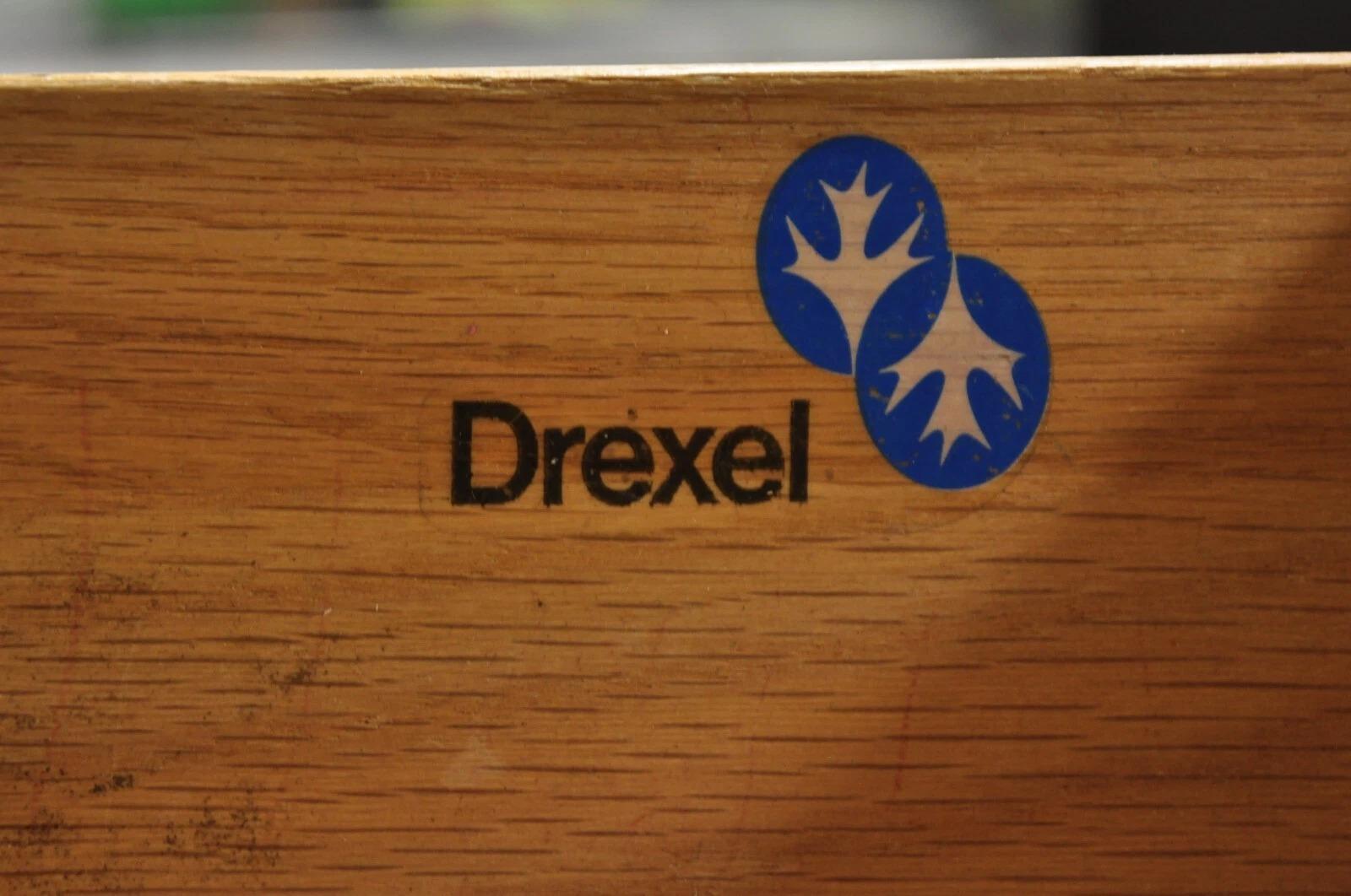 Ottone Vintage Drexel Accolade Campaigner Stile Pecan 9 Cassetti Credenza Cassettone in vendita