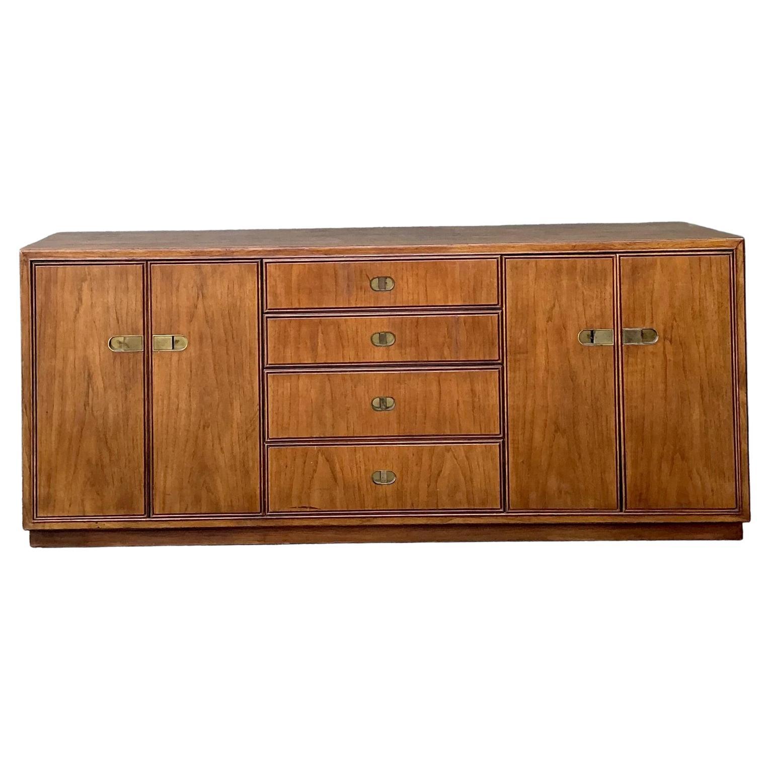 Cómoda vintage Drexel con tirador de latón