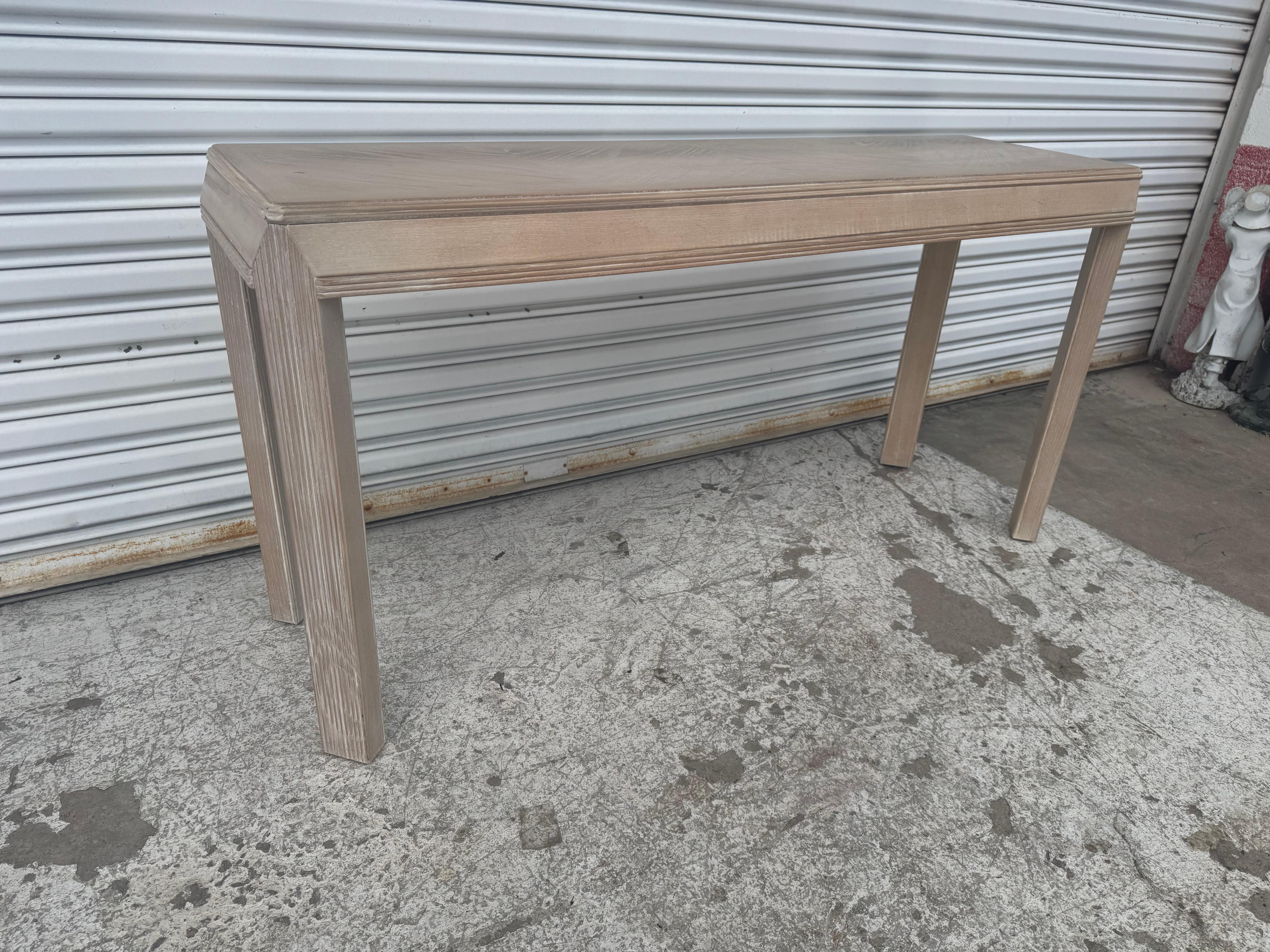Questa console è realizzata in Oak.
Il suo colore cerato è un bianco sottaceto.
La gonna del tavolo è smussata.
Le gambe sono angolate e sono ribattute a matita.