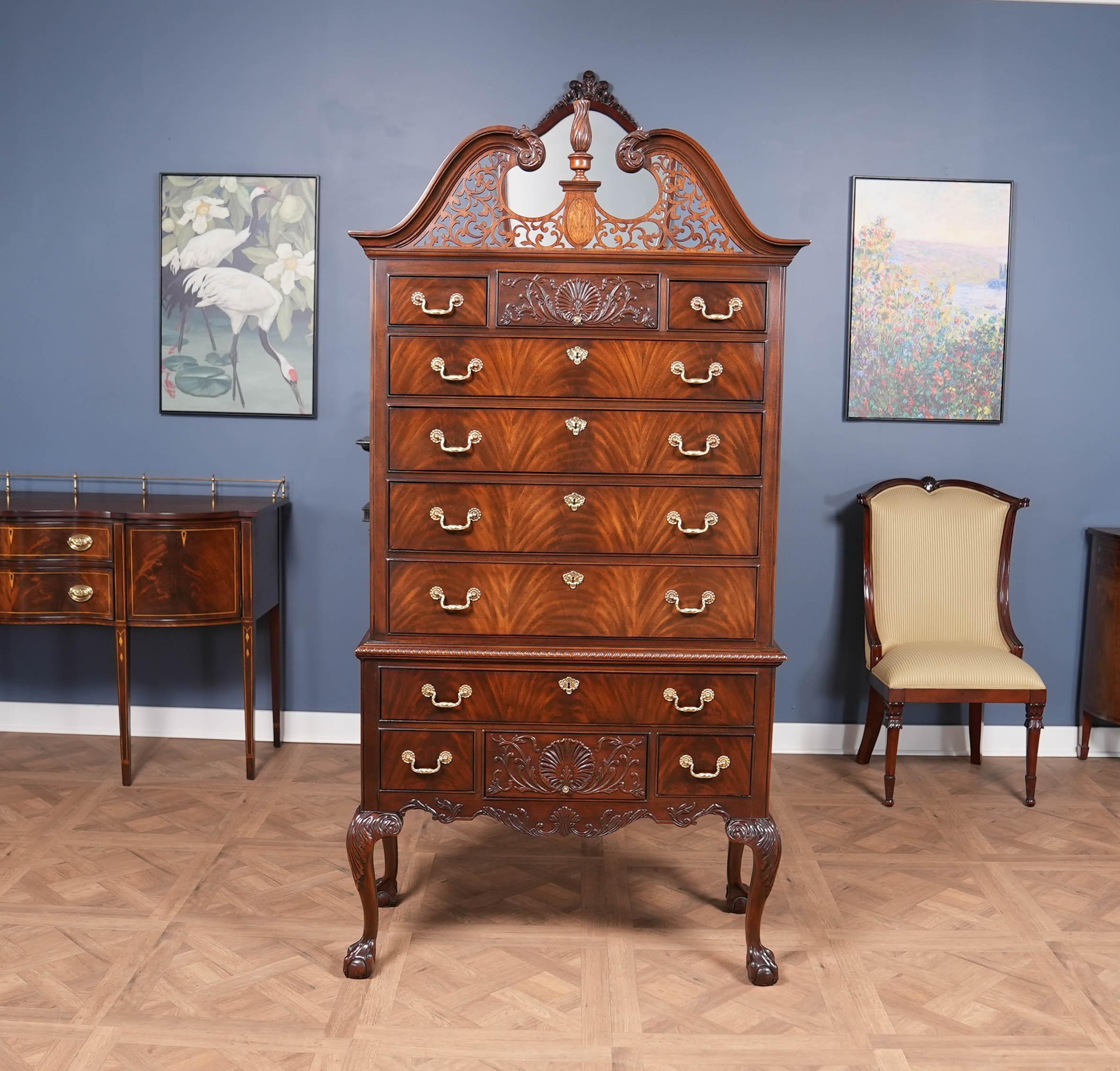 Da Niagara Furniture una cassapanca Drexel vintage, un mobile di alta qualità da cima a fondo. Questa cassapanca alta è stata progettata per essere utilizzata in una camera da letto, ma sarebbe perfetta anche in un soggiorno o in un corridoio.