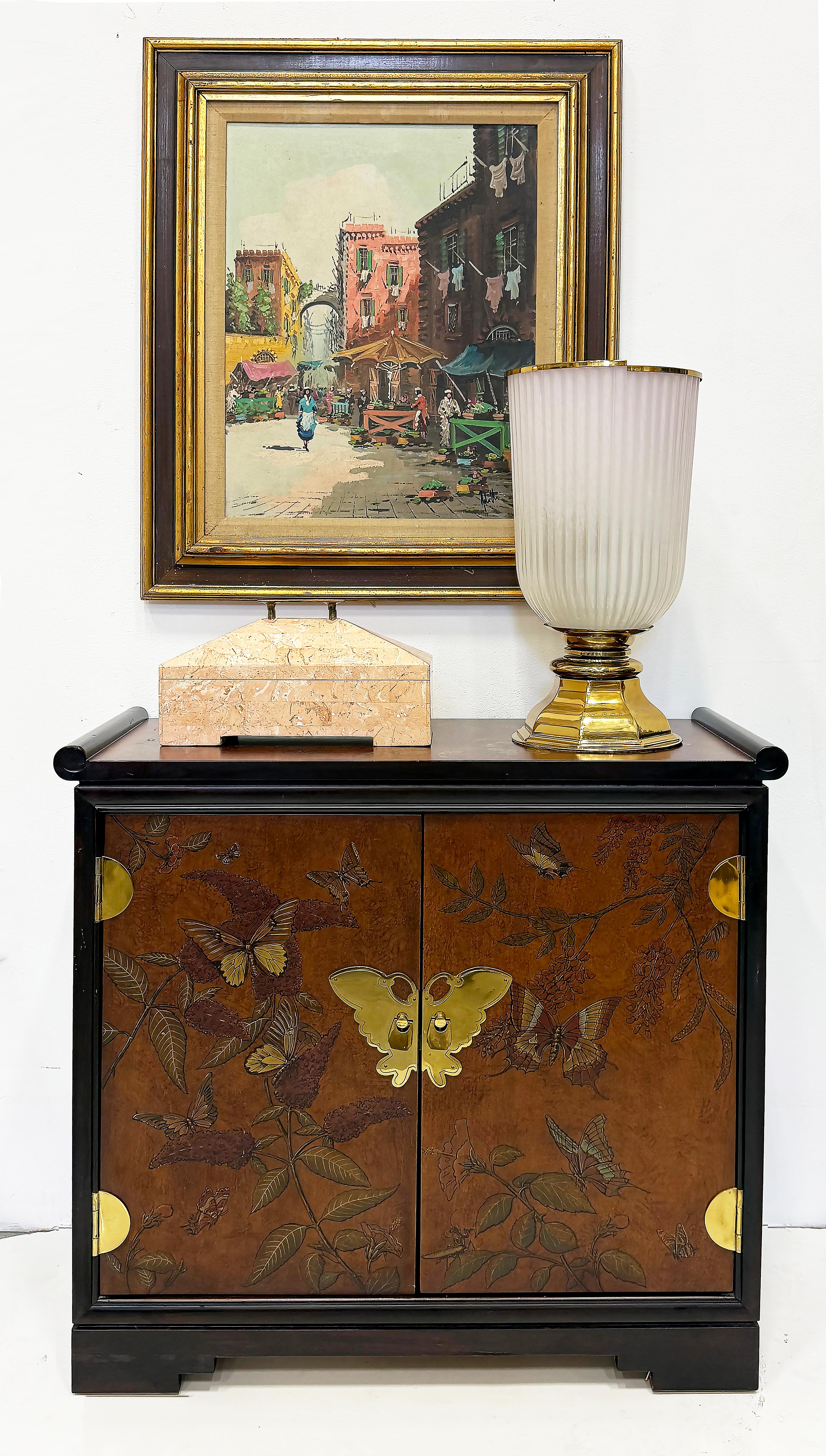 Armario Vintage Drexel Chinoiserie Pintado con Mariposas y Herrajes de Latón

Se ofrece a la venta un armario Drexel vintage Chinoiserie de estilo asiático de los años 80 pintado a mano con mariposas.  El armario tiene 2 puertas con herrajes de