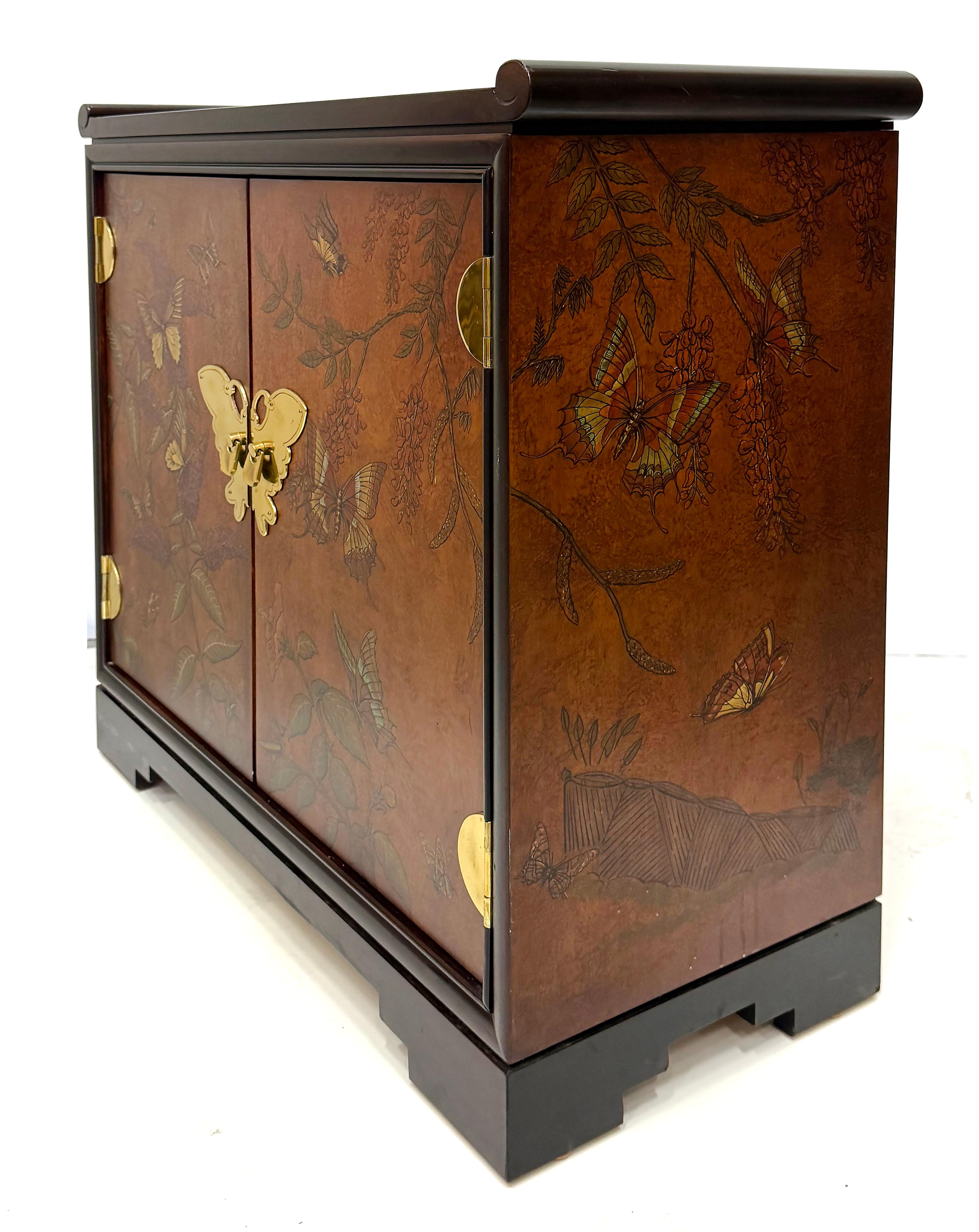 Armario Vintage Drexel Chinoiserie Pintado con Mariposas y Herrajes de Latón Estadounidense en venta