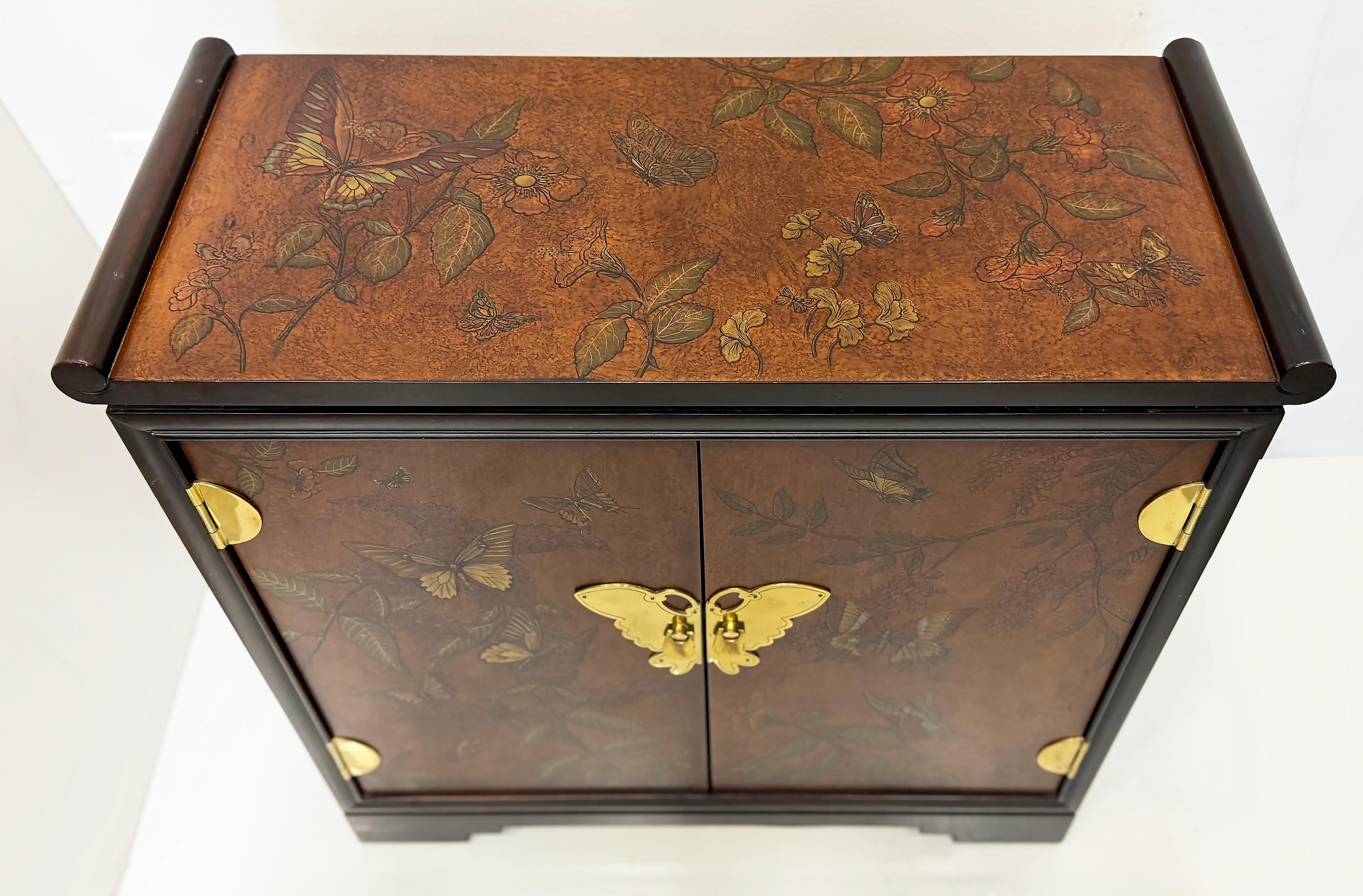 Armario Vintage Drexel Chinoiserie Pintado con Mariposas y Herrajes de Latón Lacado en venta