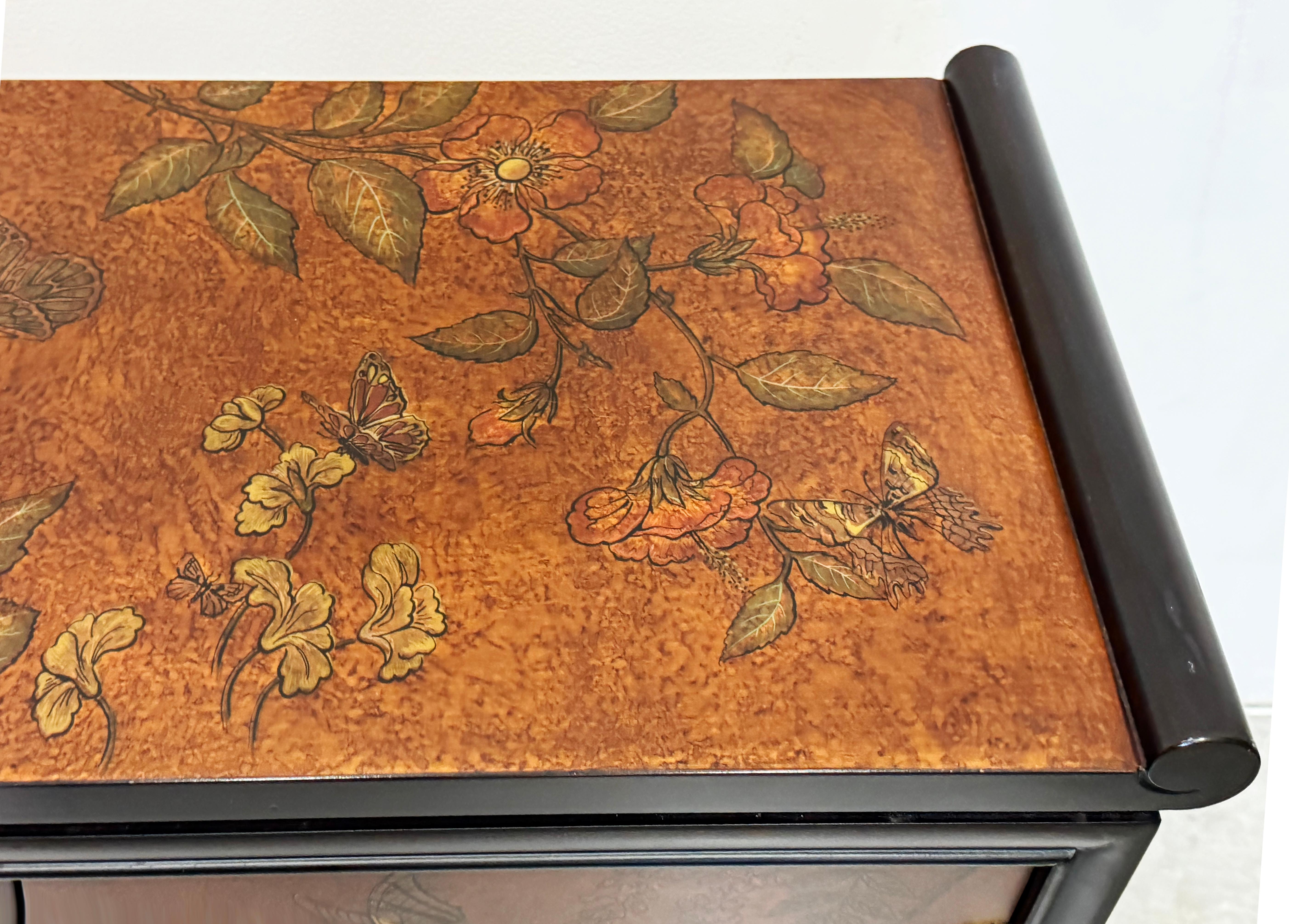 Armario Vintage Drexel Chinoiserie Pintado con Mariposas y Herrajes de Latón en Bueno estado para la venta en Miami, FL