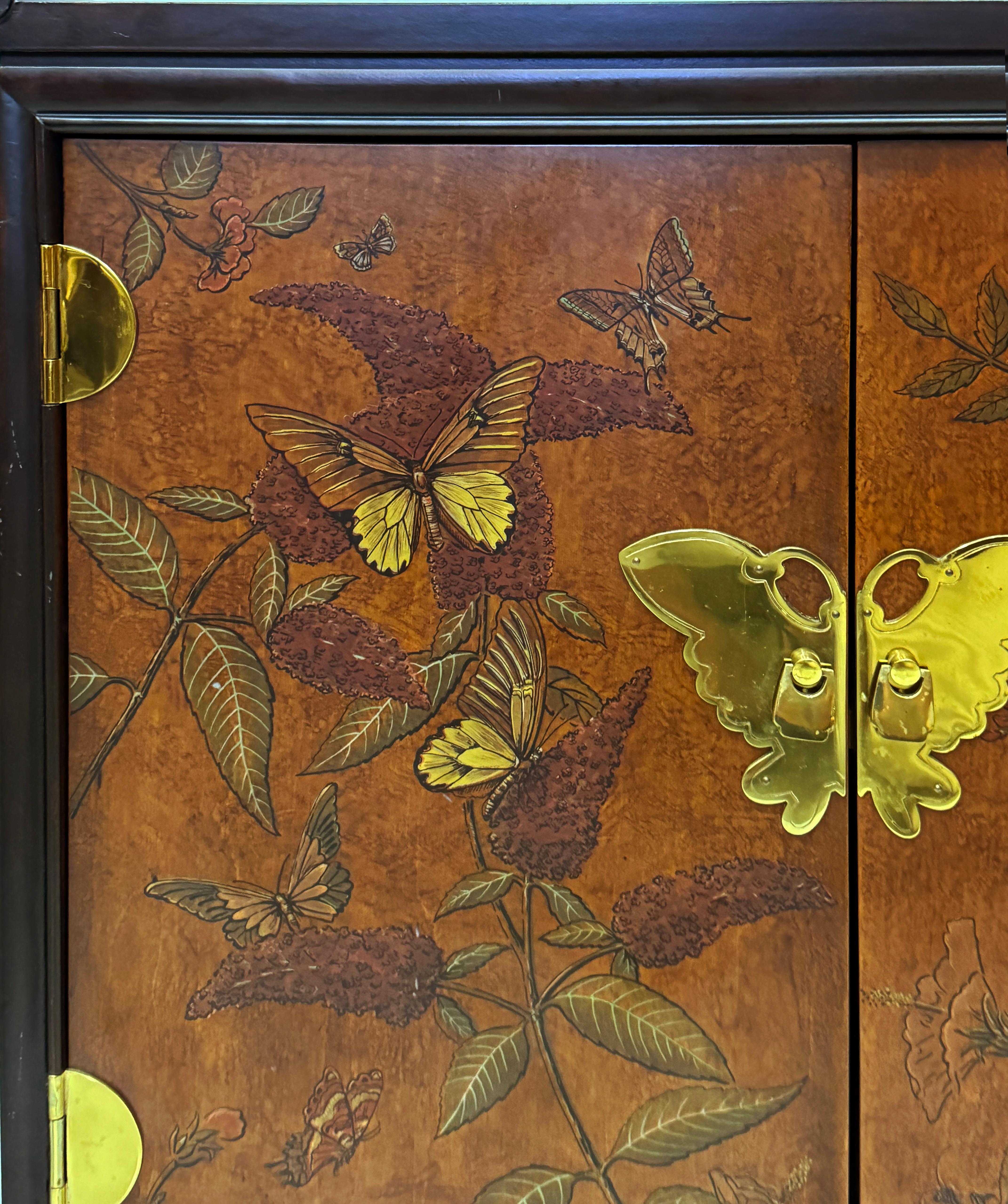 Armario Vintage Drexel Chinoiserie Pintado con Mariposas y Herrajes de Latón siglo XX en venta