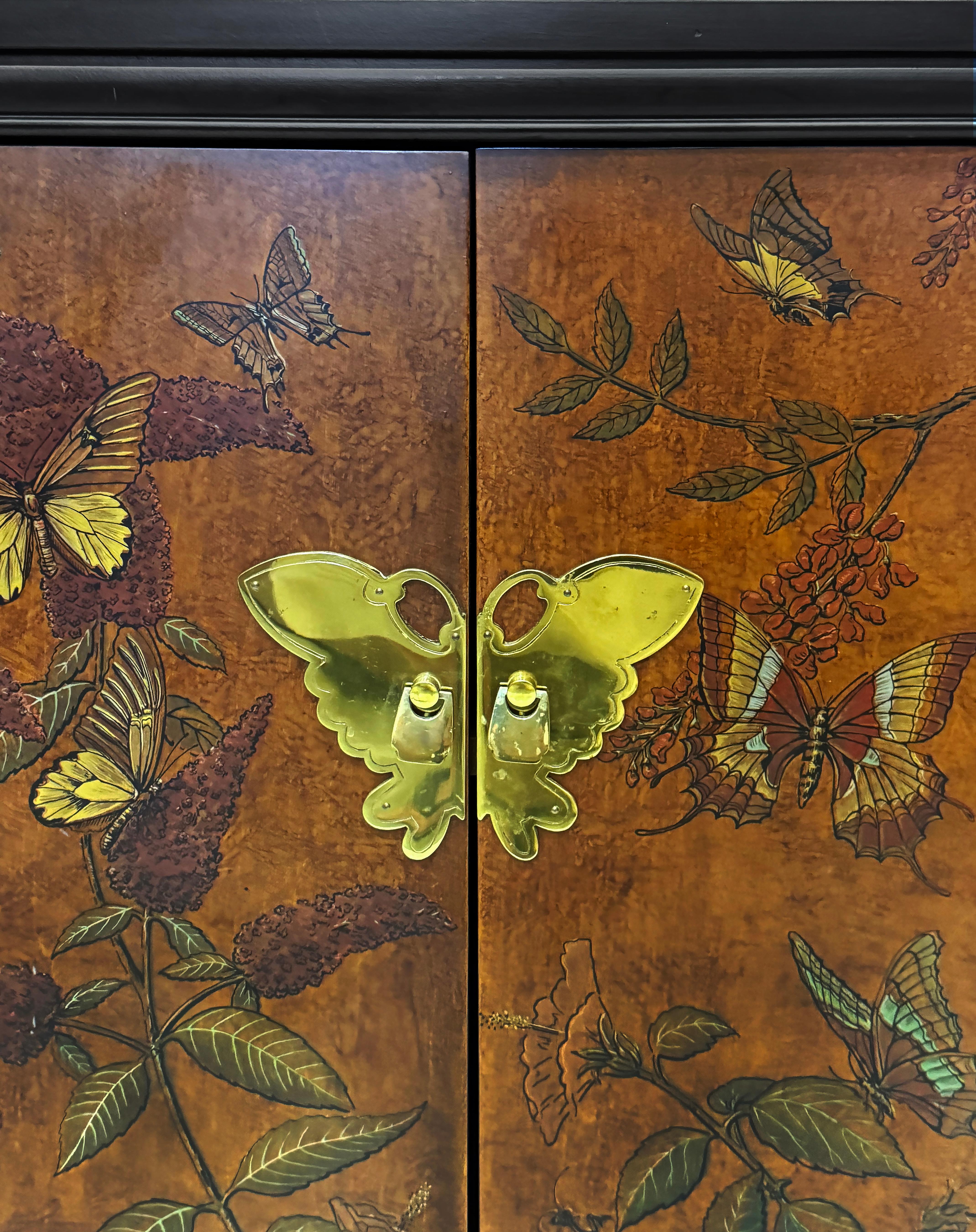 Armario Vintage Drexel Chinoiserie Pintado con Mariposas y Herrajes de Latón en venta 1