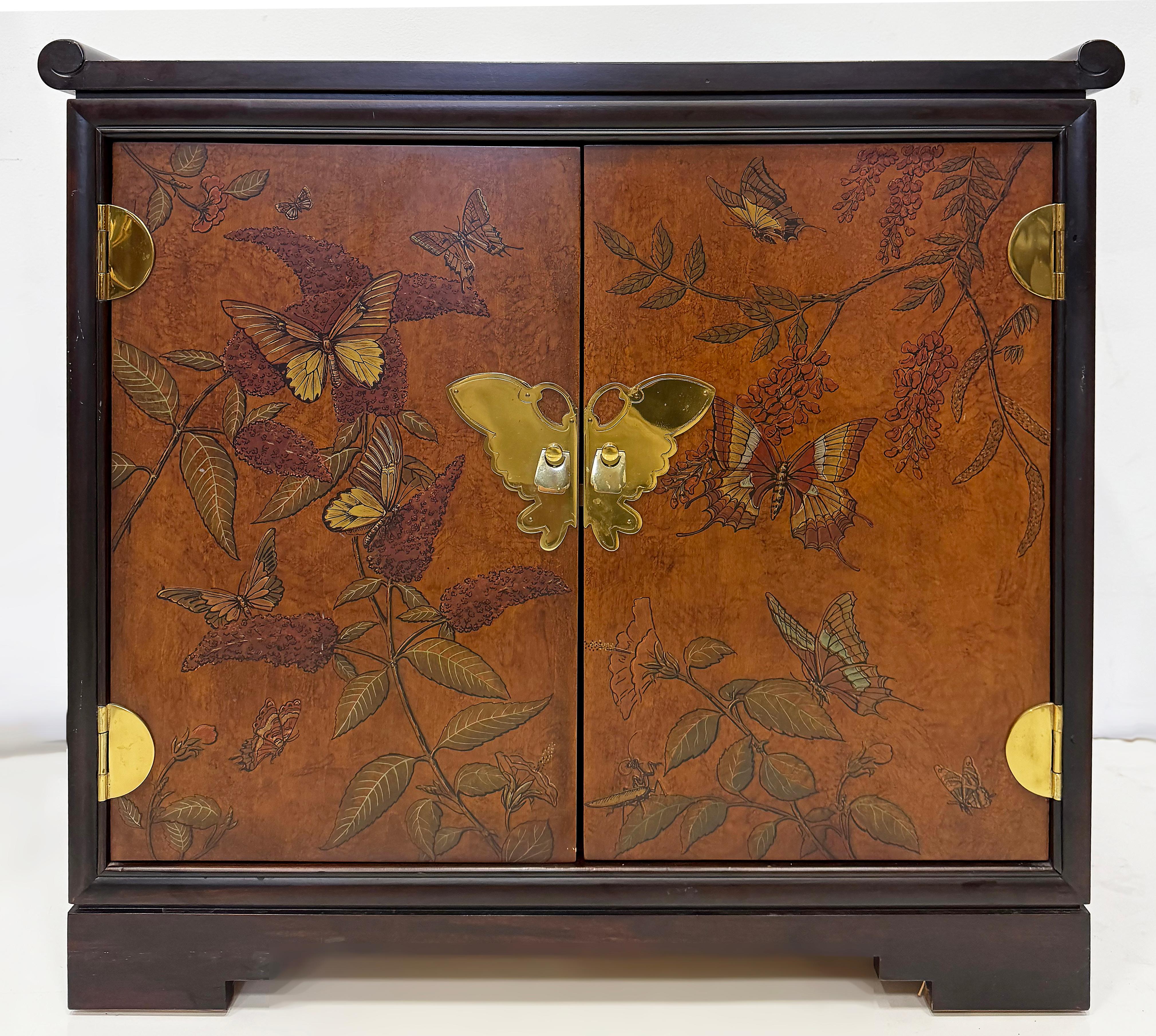 Armario Vintage Drexel Chinoiserie Pintado con Mariposas y Herrajes de Latón en venta 2