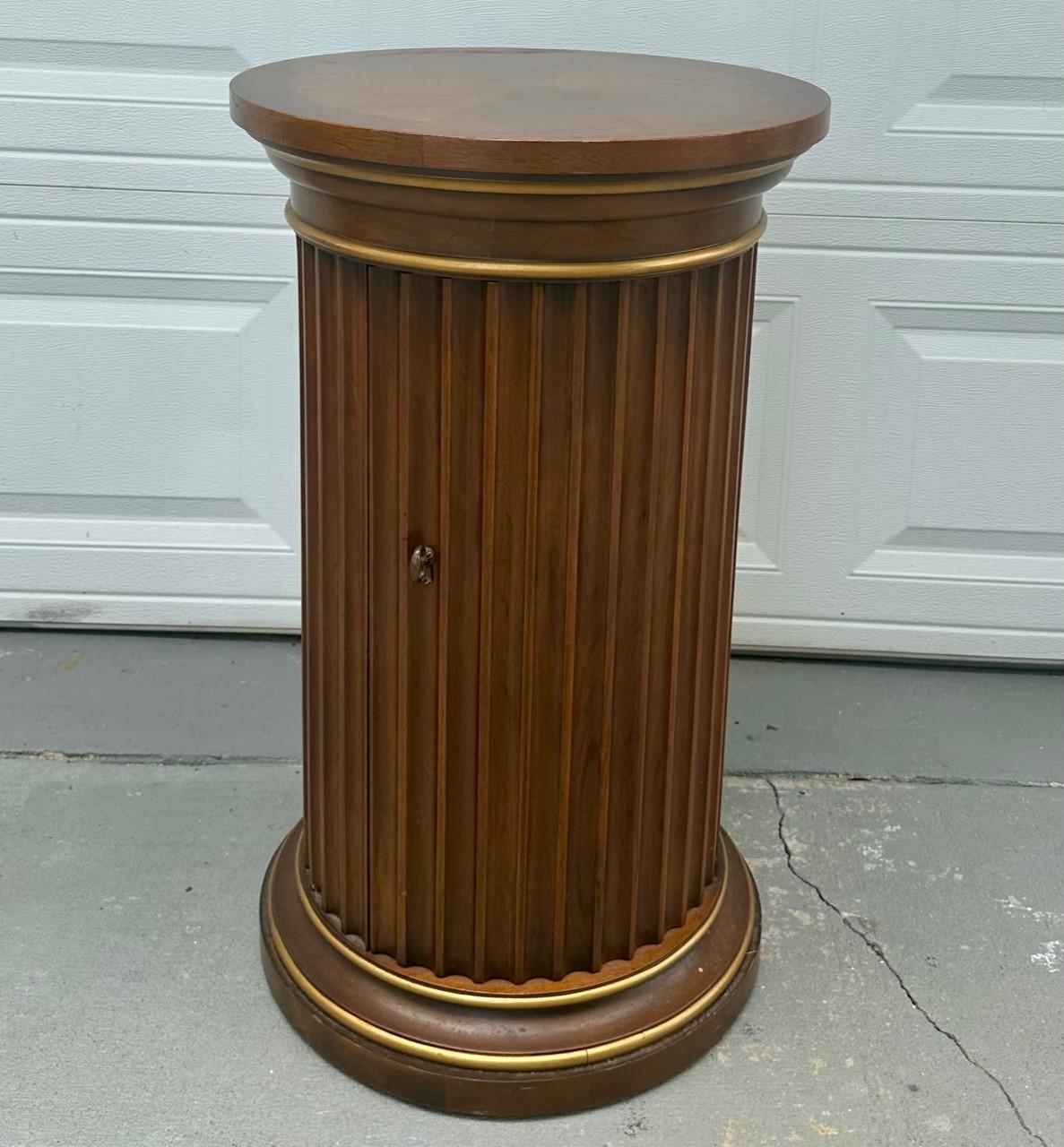 Vintage Drexel Et- Cetera Colonne cannelée Parquetry Top Pedestal Cabinet End Table.

Le meuble à pied de 30