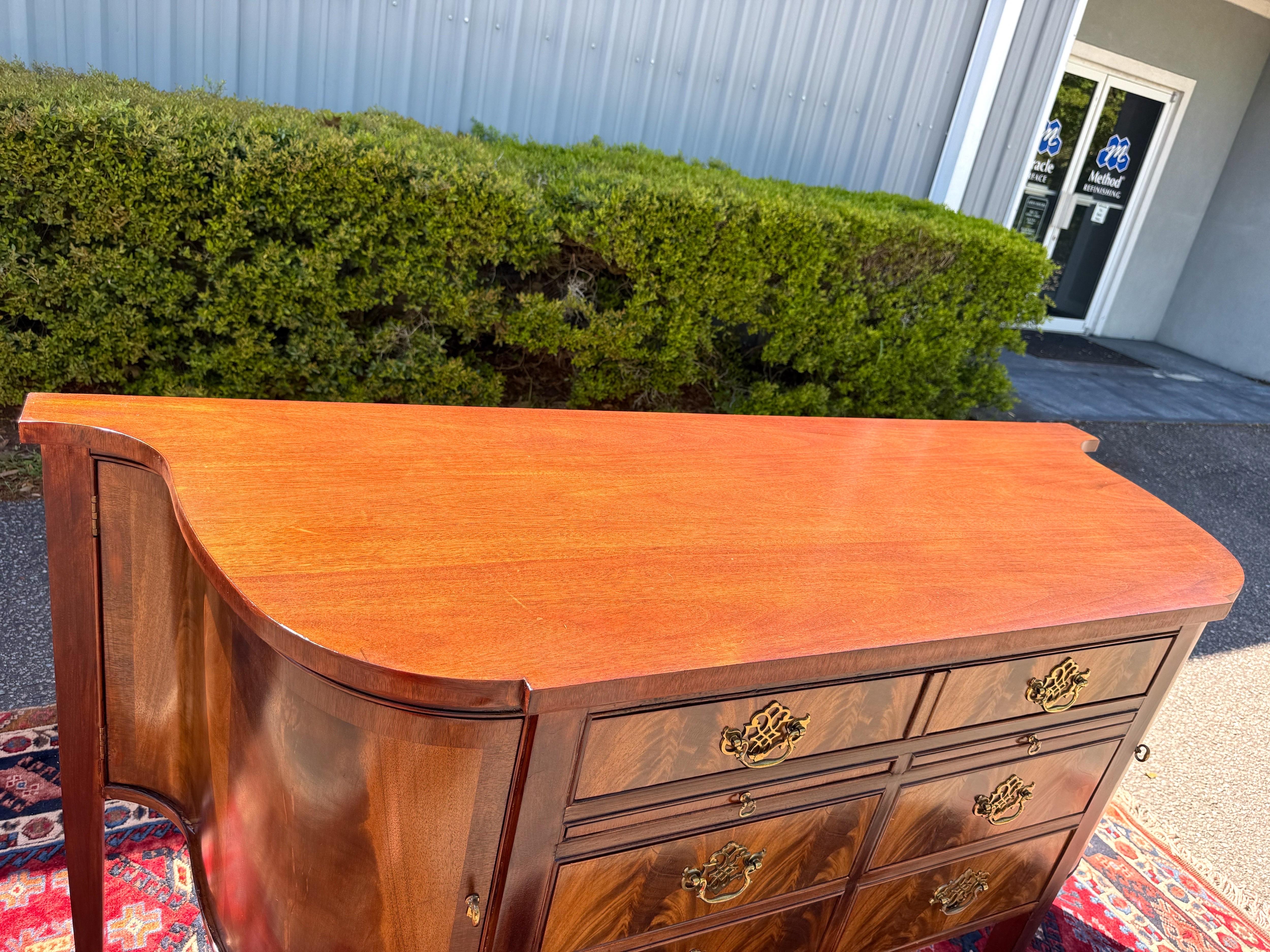 Americano Credenza d'epoca in mogano fiammato in stile Drexel Feder/Hepplewhite in vendita