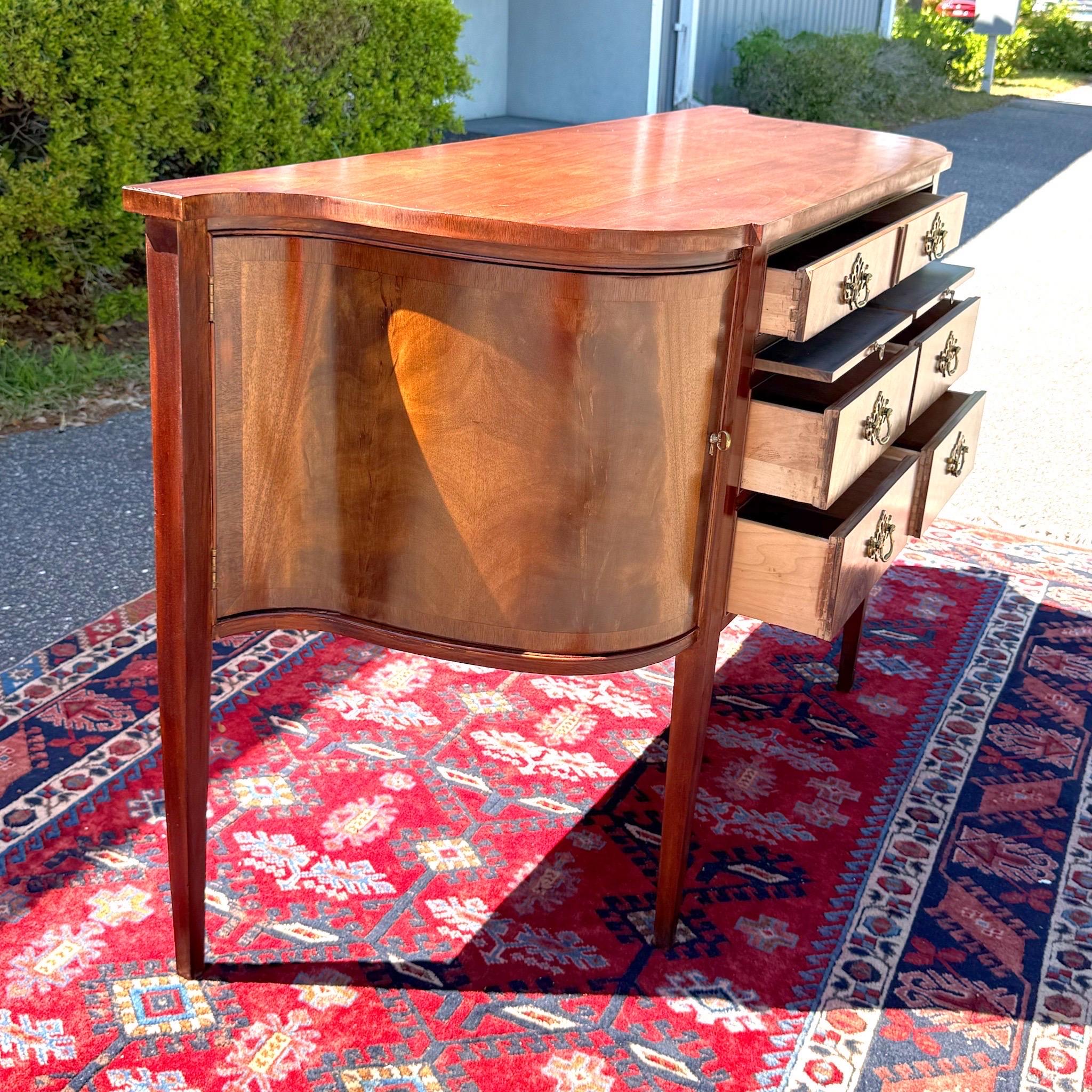 Ottone Credenza d'epoca in mogano fiammato in stile Drexel Feder/Hepplewhite in vendita