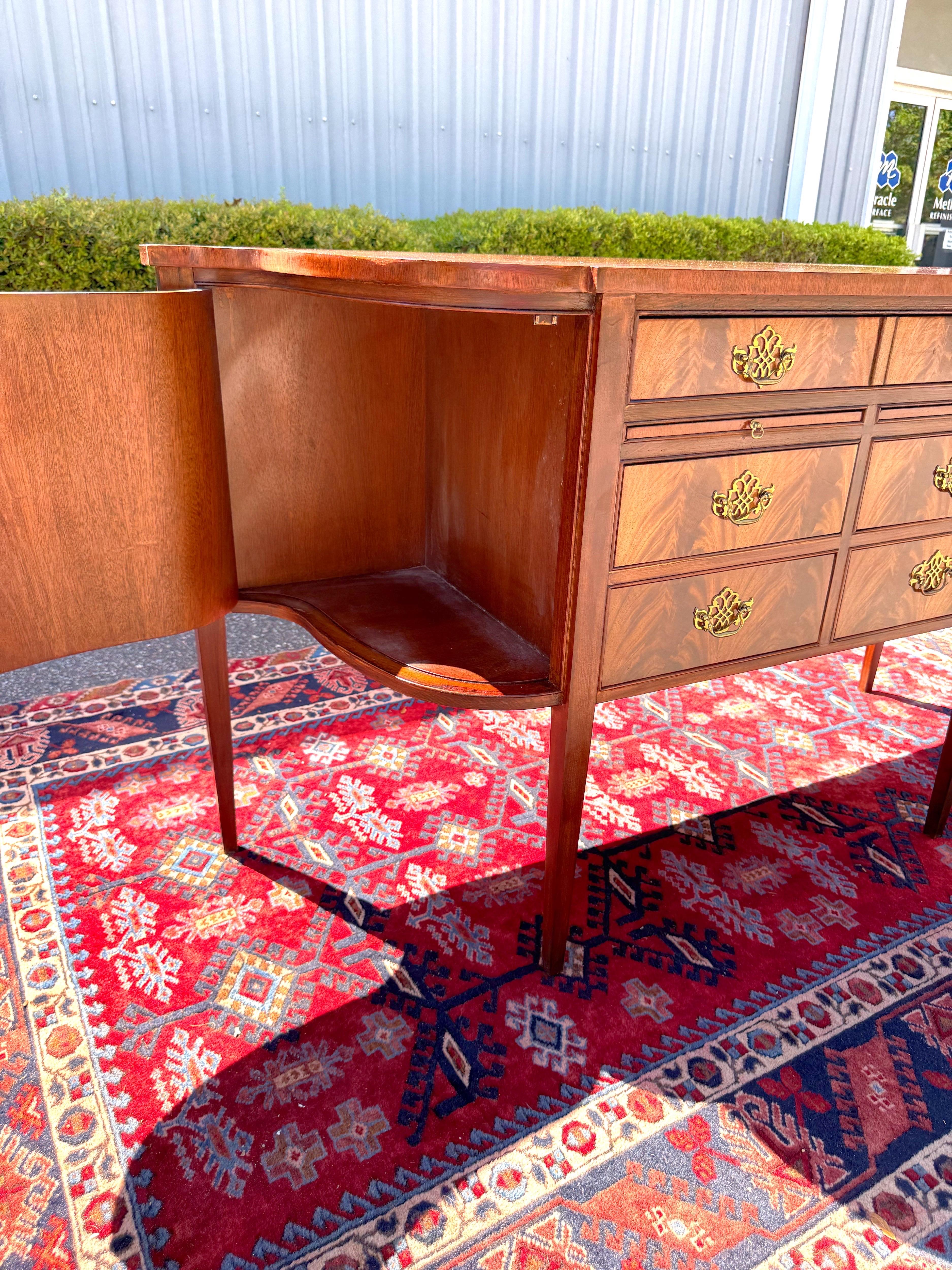 Credenza d'epoca in mogano fiammato in stile Drexel Feder/Hepplewhite in vendita 1
