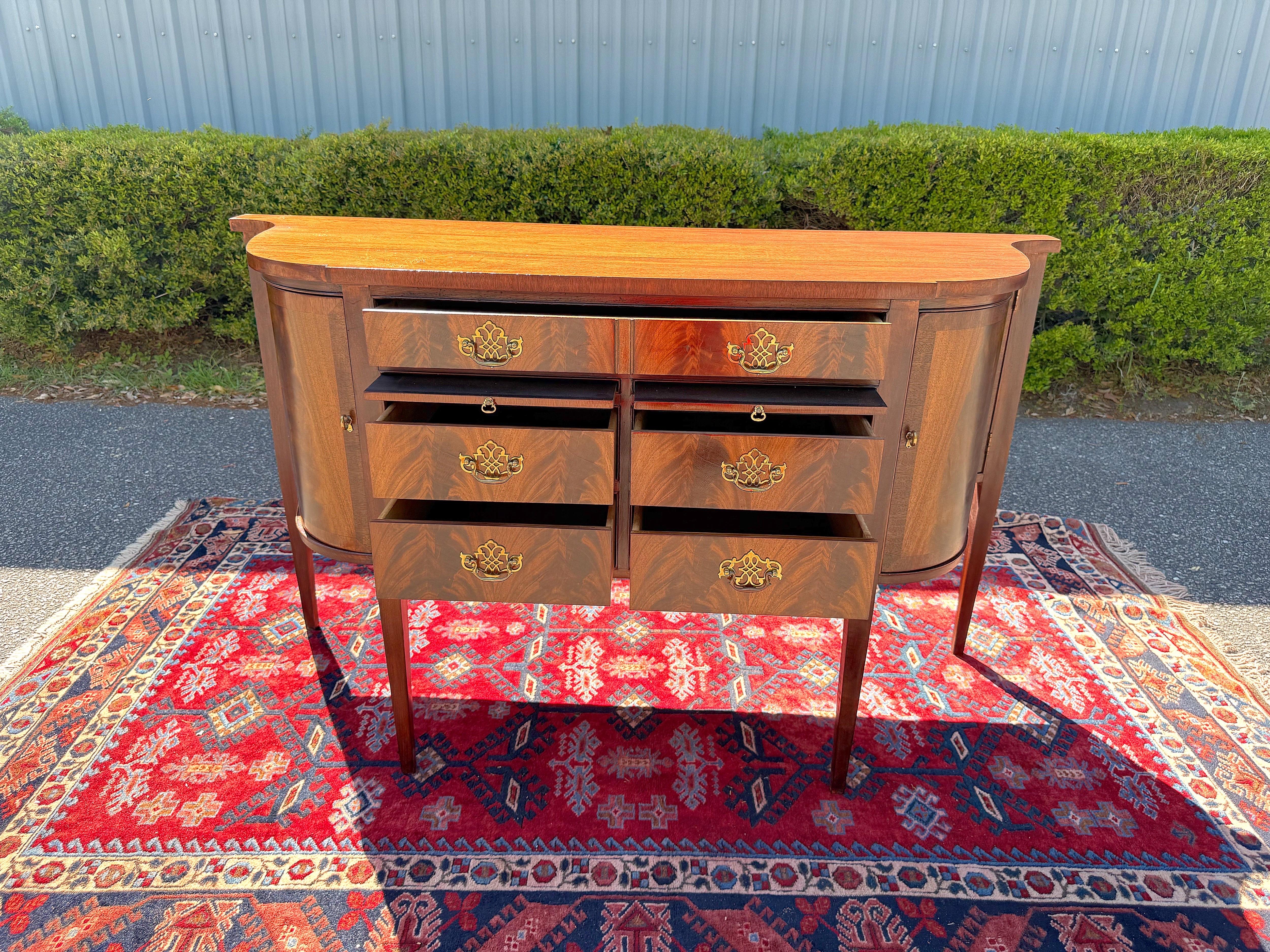Credenza d'epoca in mogano fiammato in stile Drexel Feder/Hepplewhite in vendita 2