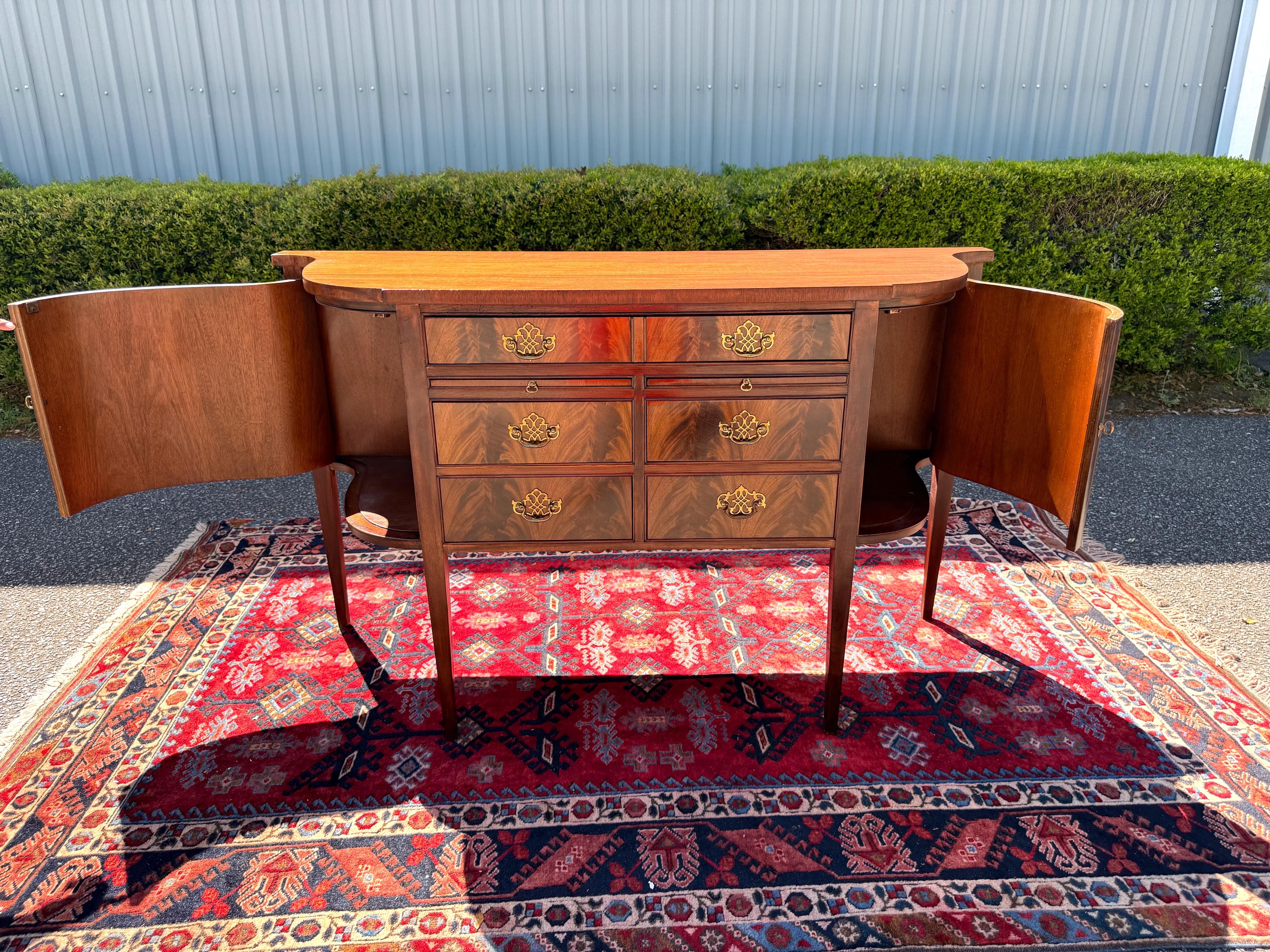 Credenza d'epoca in mogano fiammato in stile Drexel Feder/Hepplewhite in vendita 3