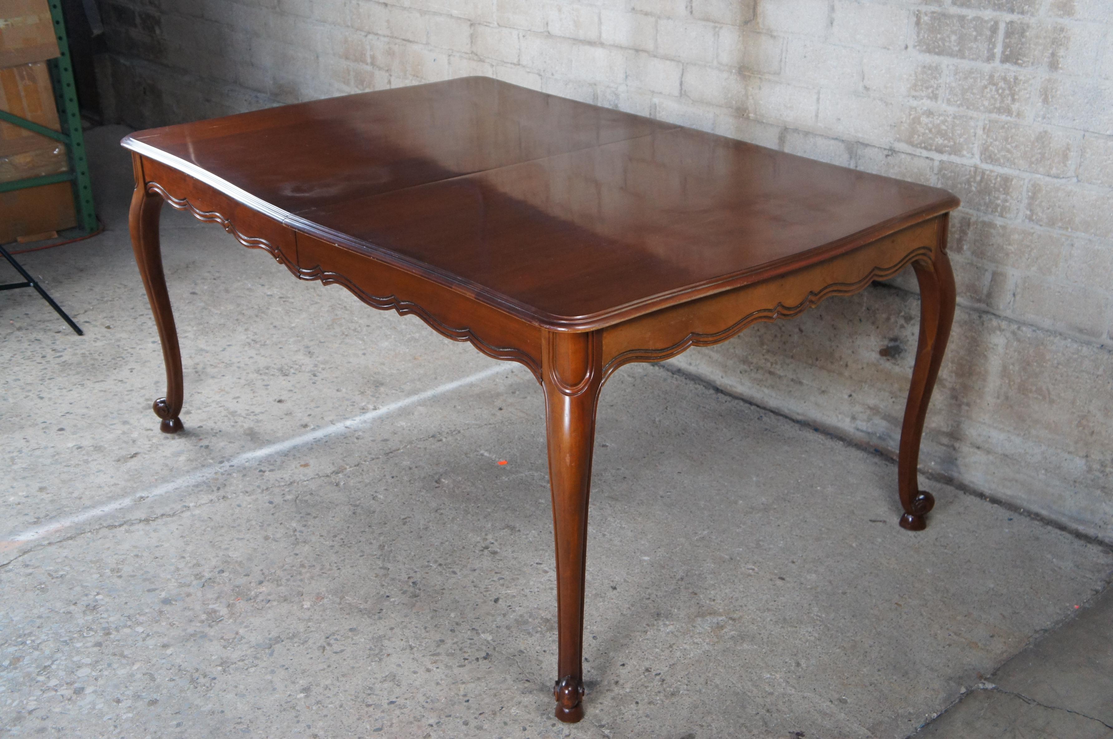 Vintage Drexel French Provincial Cherry Scalloped Country Farmhouse Dining Table In Good Condition In Dayton, OH