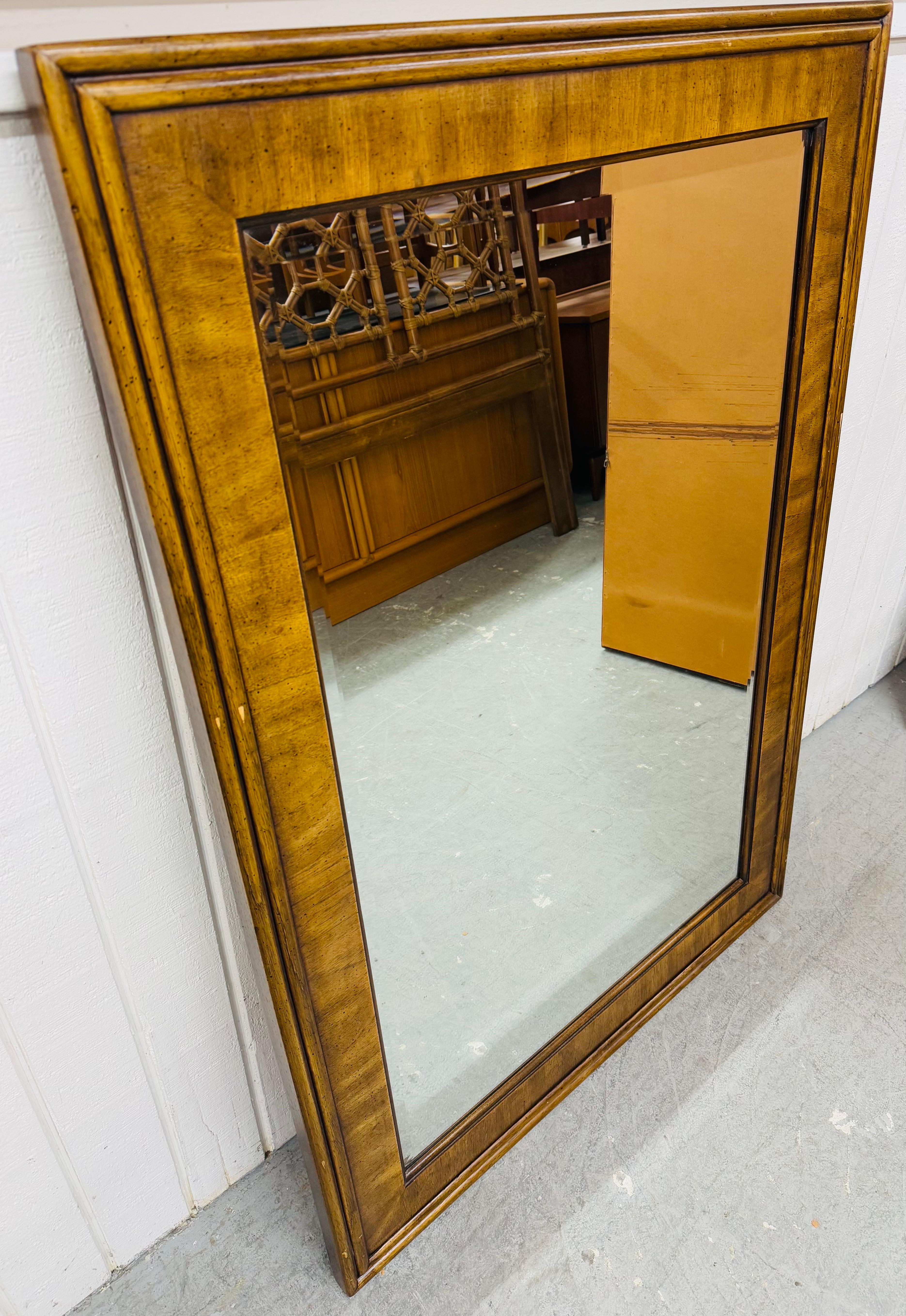 Questo annuncio si riferisce a uno specchio da parete vintage in noce Drexel Heritage Accolade. Caratterizzato da un design lineare, uno specchio rettangolare smussato e una bellissima finitura in noce. Questa è un'eccezionale combinazione di