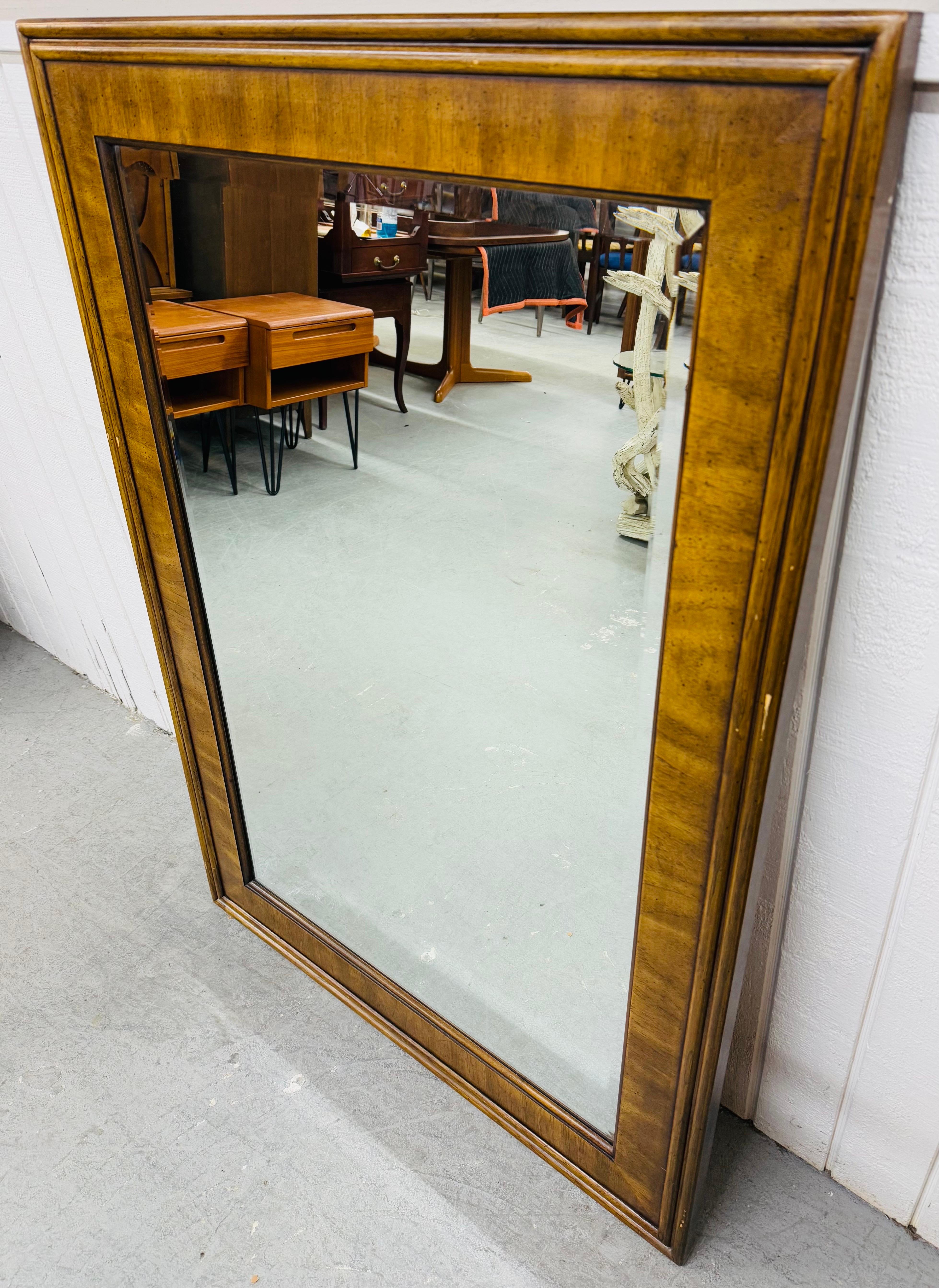 Mid-Century moderno Specchio da parete in noce Drexel Heritage Accolade d'epoca in vendita