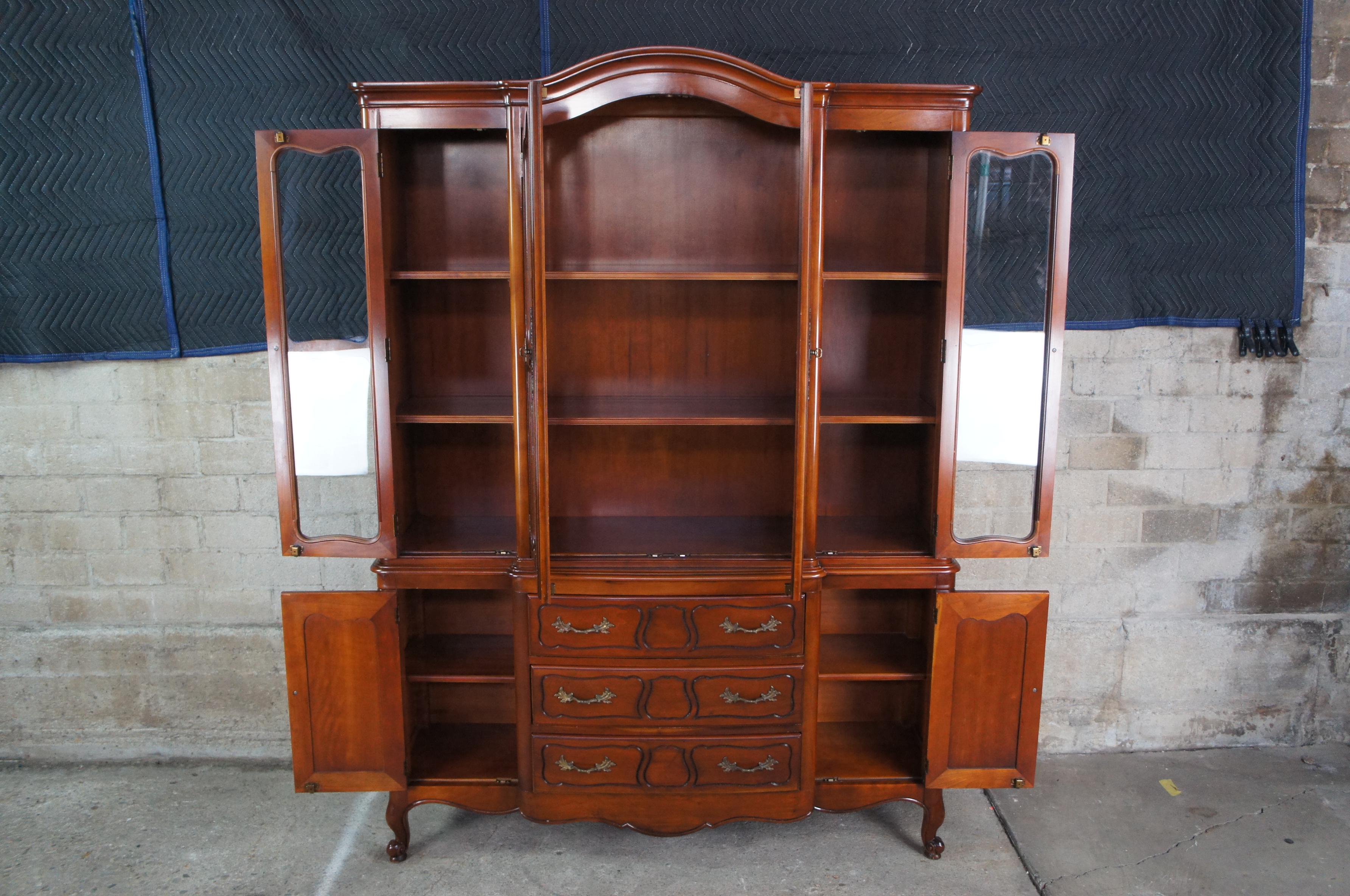 Vintage Drexel Heritage Cherry French Provincial China Cabinet Breakfront In Good Condition In Dayton, OH