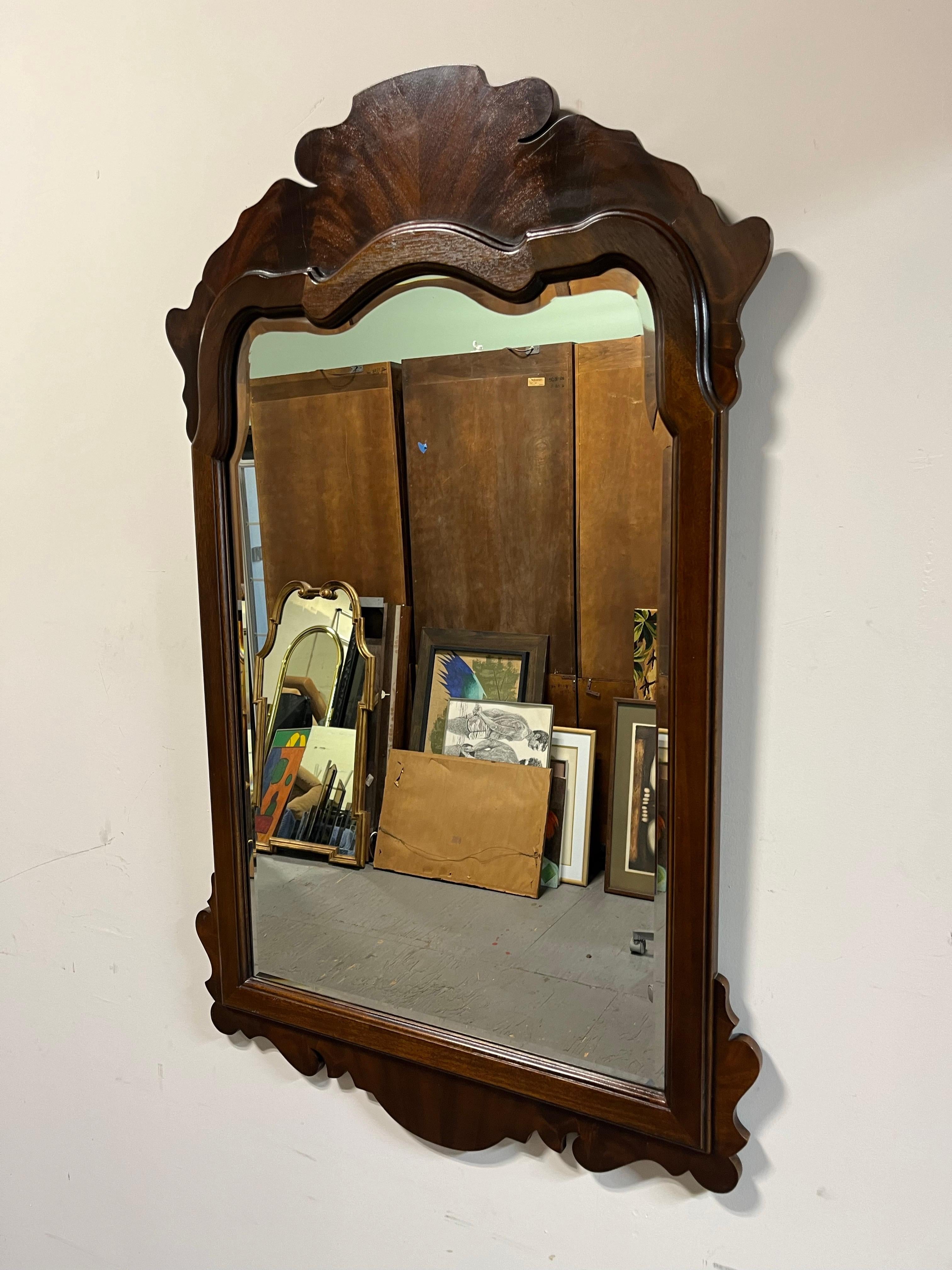 Precioso espejo Chippendale de Drexel Heritage. Líneas clásicas con espejo de borde biselado. Bonito veteado.