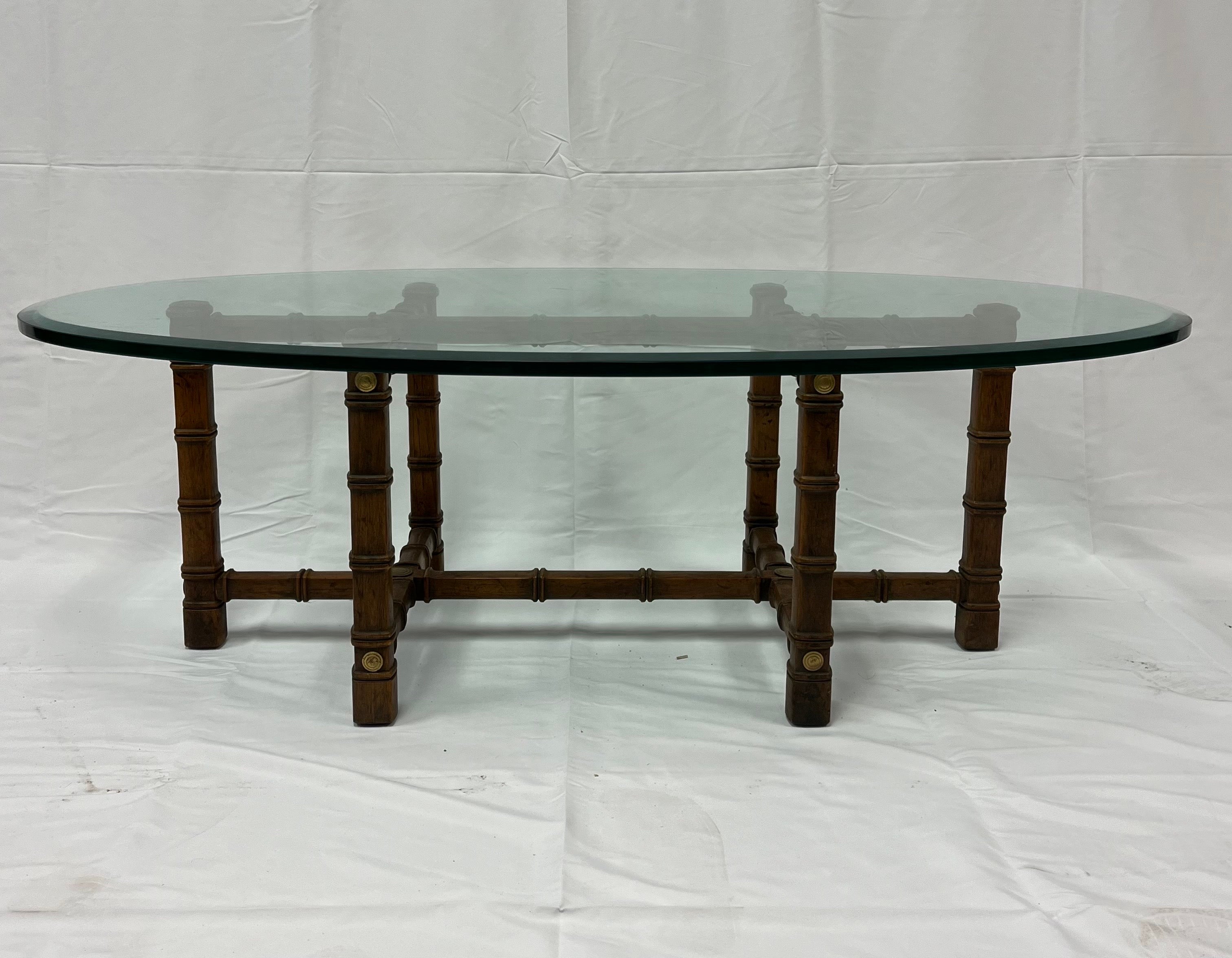 Großartiger Couchtisch mit Raffinesse. Drexel Heritage offener Käfigfuß in aktuellem Bambusdesign, gekrönt mit schwerem, geradem, abgeschrägtem Glas 3/4