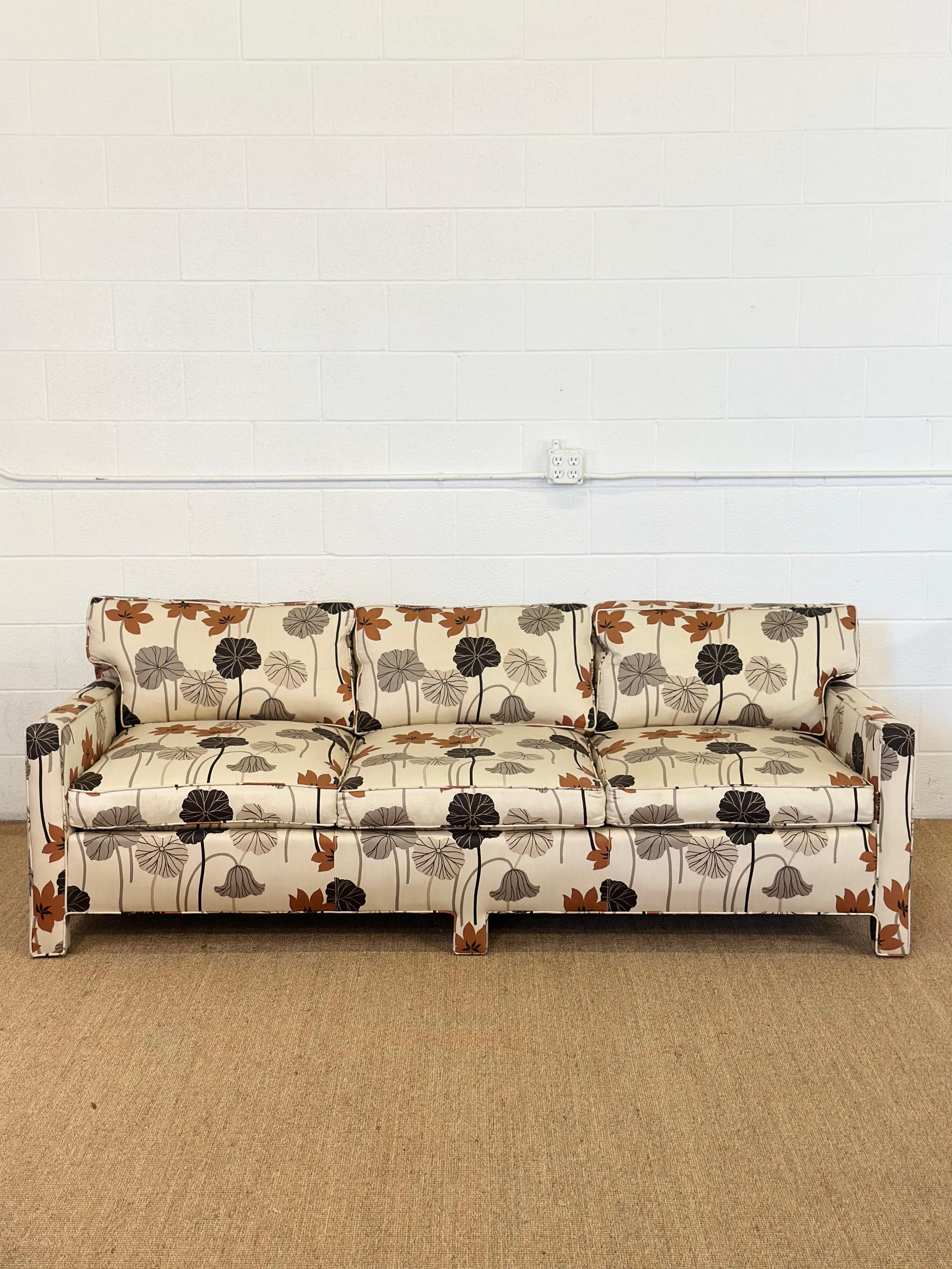 Sofá de tres plazas Vintage Drexel Heritage Floral Marfil Parsons Estadounidense en venta